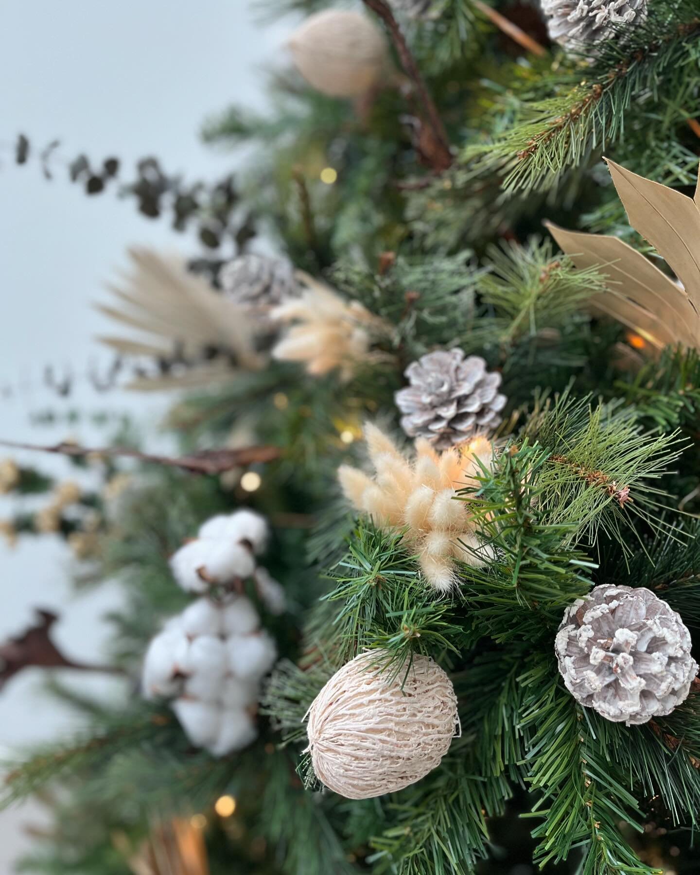Step into the magic of the season with a sustainable twist! ✨🎄 This Christmas installation is crafted entirely from dried natural elements, bringing timeless elegance and eco-friendly charm to holiday decor. Perfect for creating a cozy, sophisticate