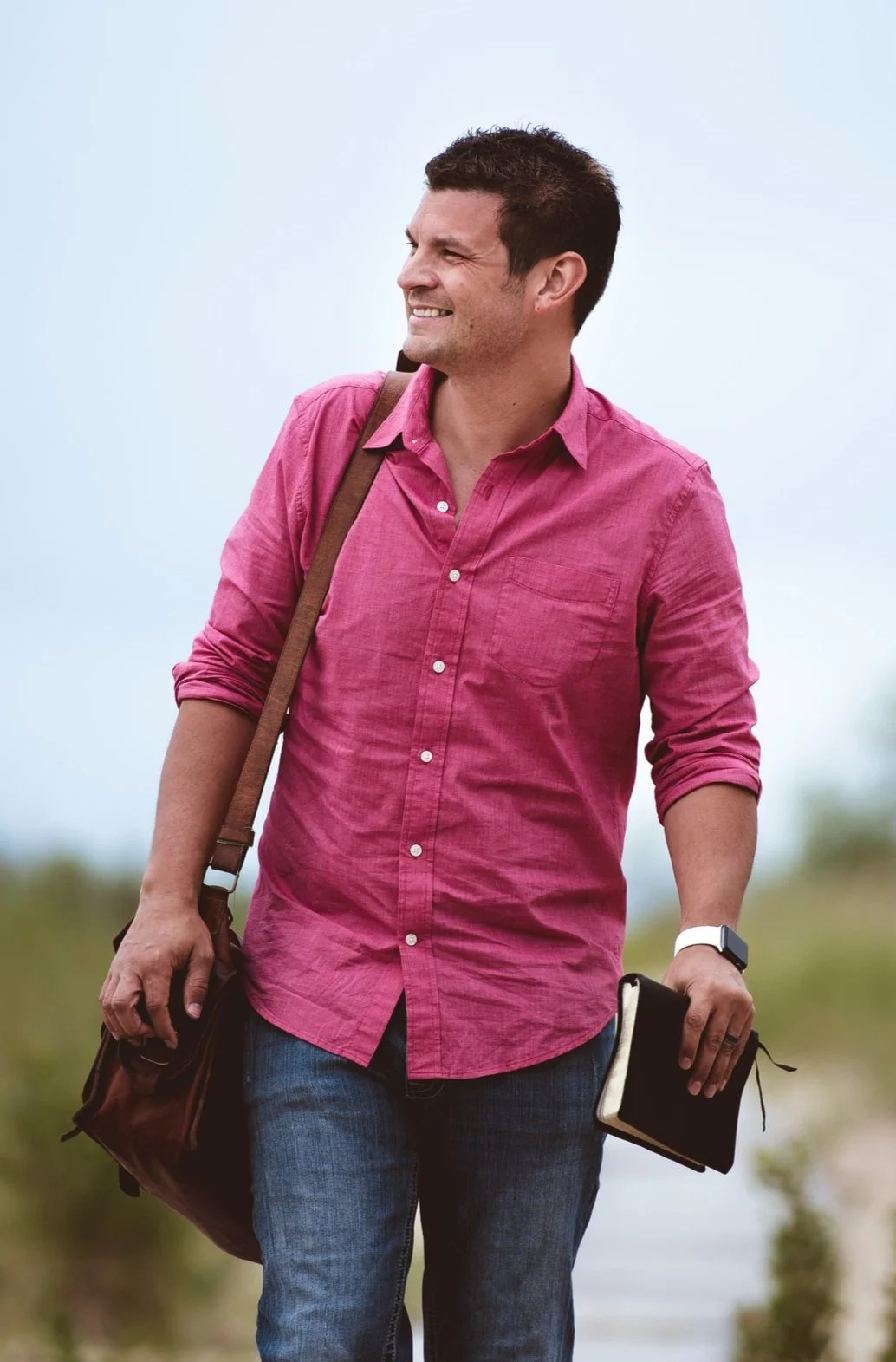 Robert, an insurance adjuster who just arrived at a hurricane site, is looking for a way to quickly connect with local colleagues to find out which areas of town are shut down.