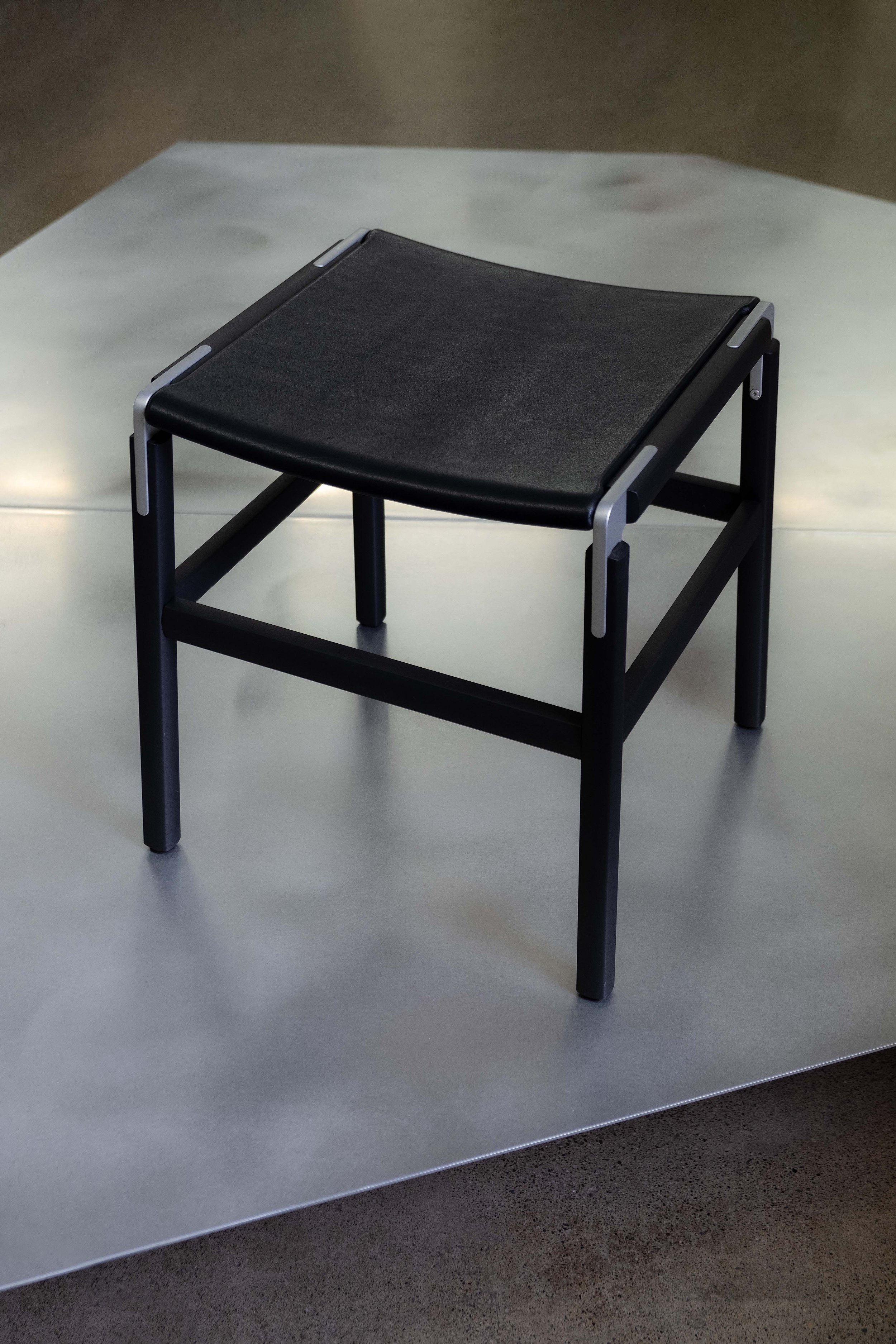 The Shorty
Fyrn
North American Hardwood in stained Charcoal Black, Matte Silver anodized aluminum brackets, Signature Natural Coal Leather
17.75” x 16.5” x 17.5”