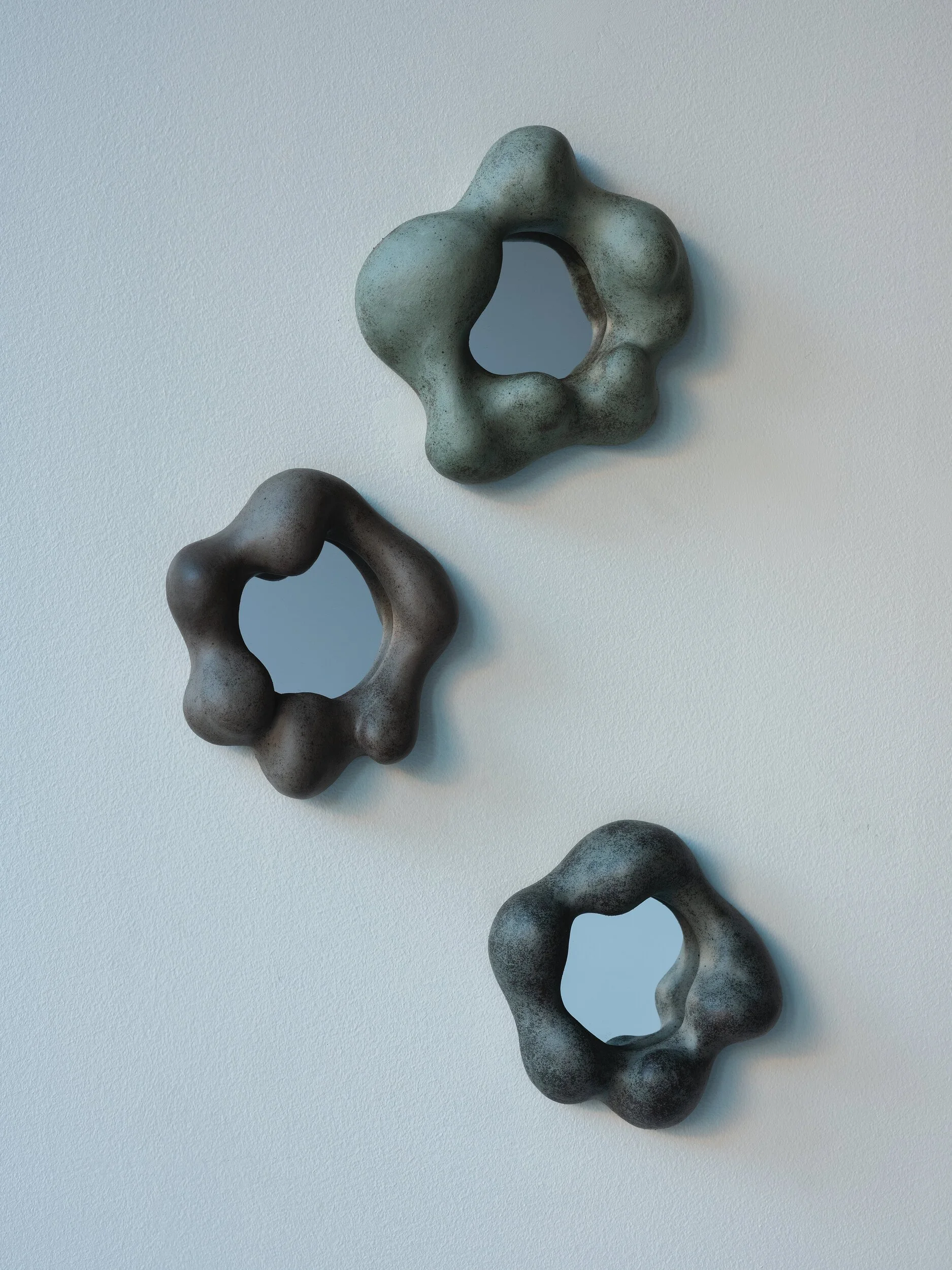 Bend It Back Mirror Series
Chloe Kobernuss
Stoneware, terra sigillata with
stains, glass mirror
7” x 7.5”