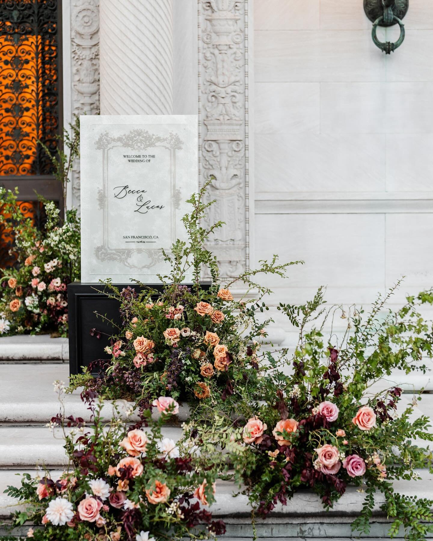 The answer is always yes for a floral entry, our favorite 🌸
Welcome sign by @maxwellbuilds.designs and florals by @flowergirlem really set the tone for the evening as guests entered. So many stopped for a photo op before heading inside for ceremony.