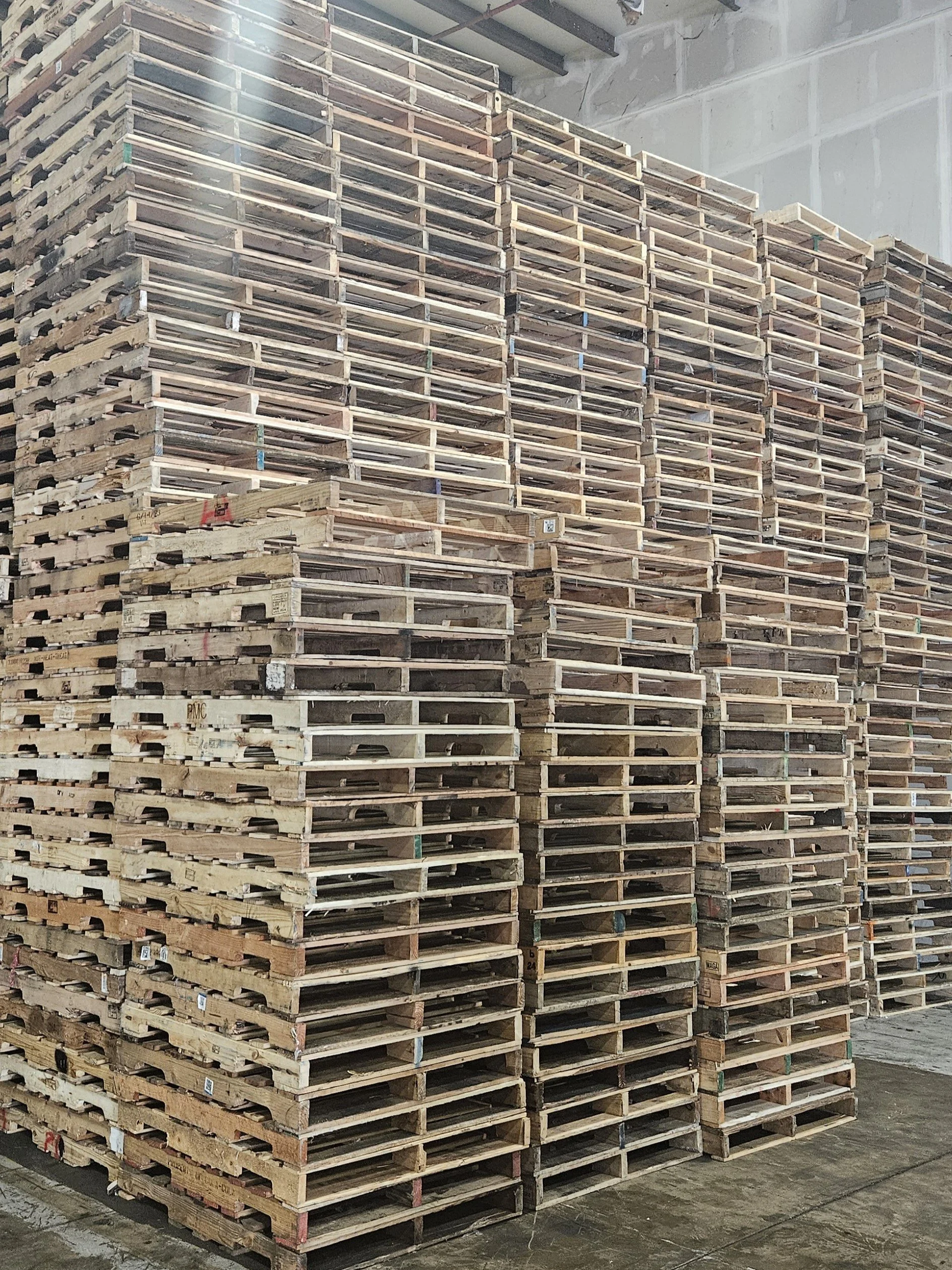 Recycled hardwood pallets stacked up. BEST Savannah area wood pallet distributor, BEST in the Southeast.
