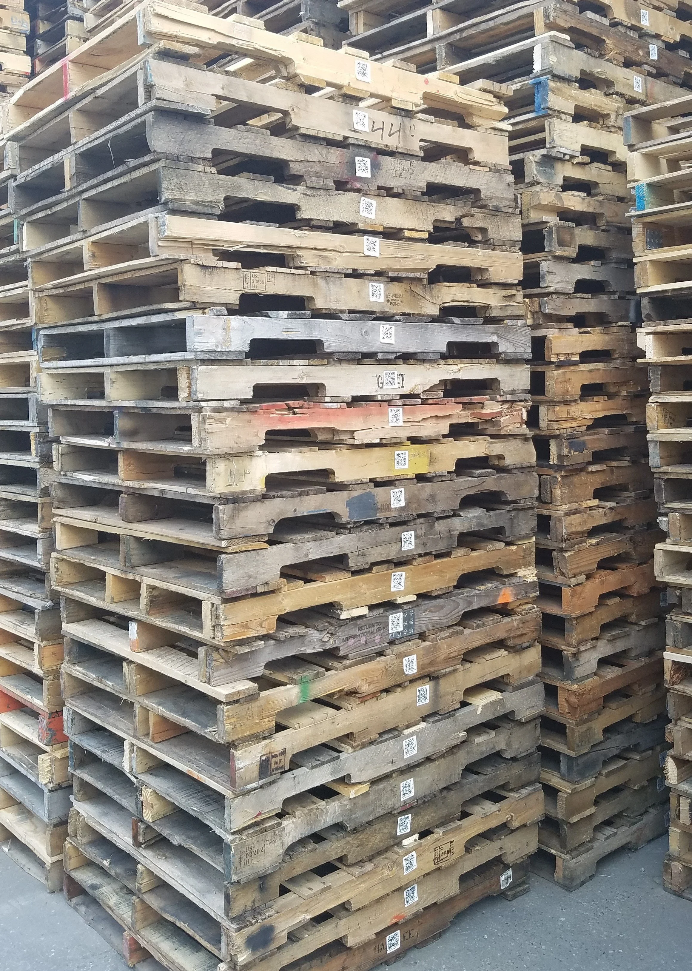 Recycled Grade B 48 by 40 hardwood pallets stacked up. BEST Savannah area wood pallet distributor, BEST in the Southeast.