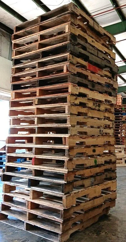 Recycled Grade B1 48 by 40 hardwood pallets stacked up. BEST Savannah area wood pallet distributor, BEST in the Southeast.