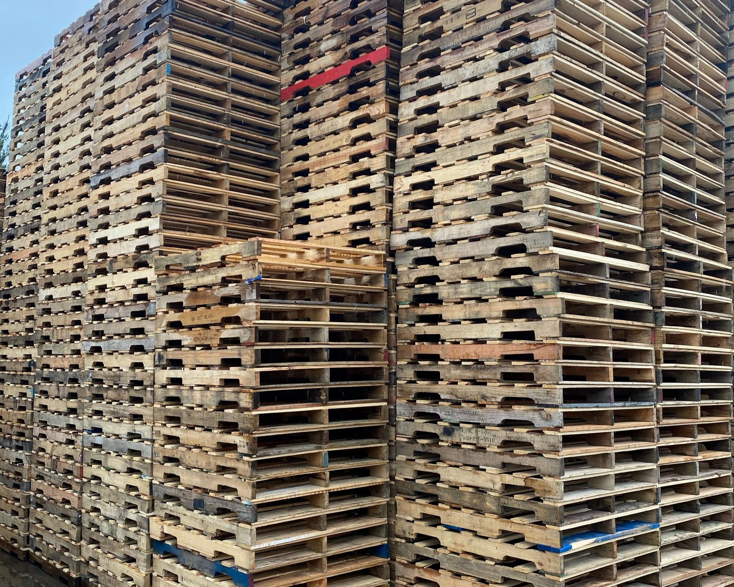Combo hardwood Block pallets stacked up illustrating Used stringers with new deck boards. BEST Savannah area wood pallet distributor, BEST in the Southeast.