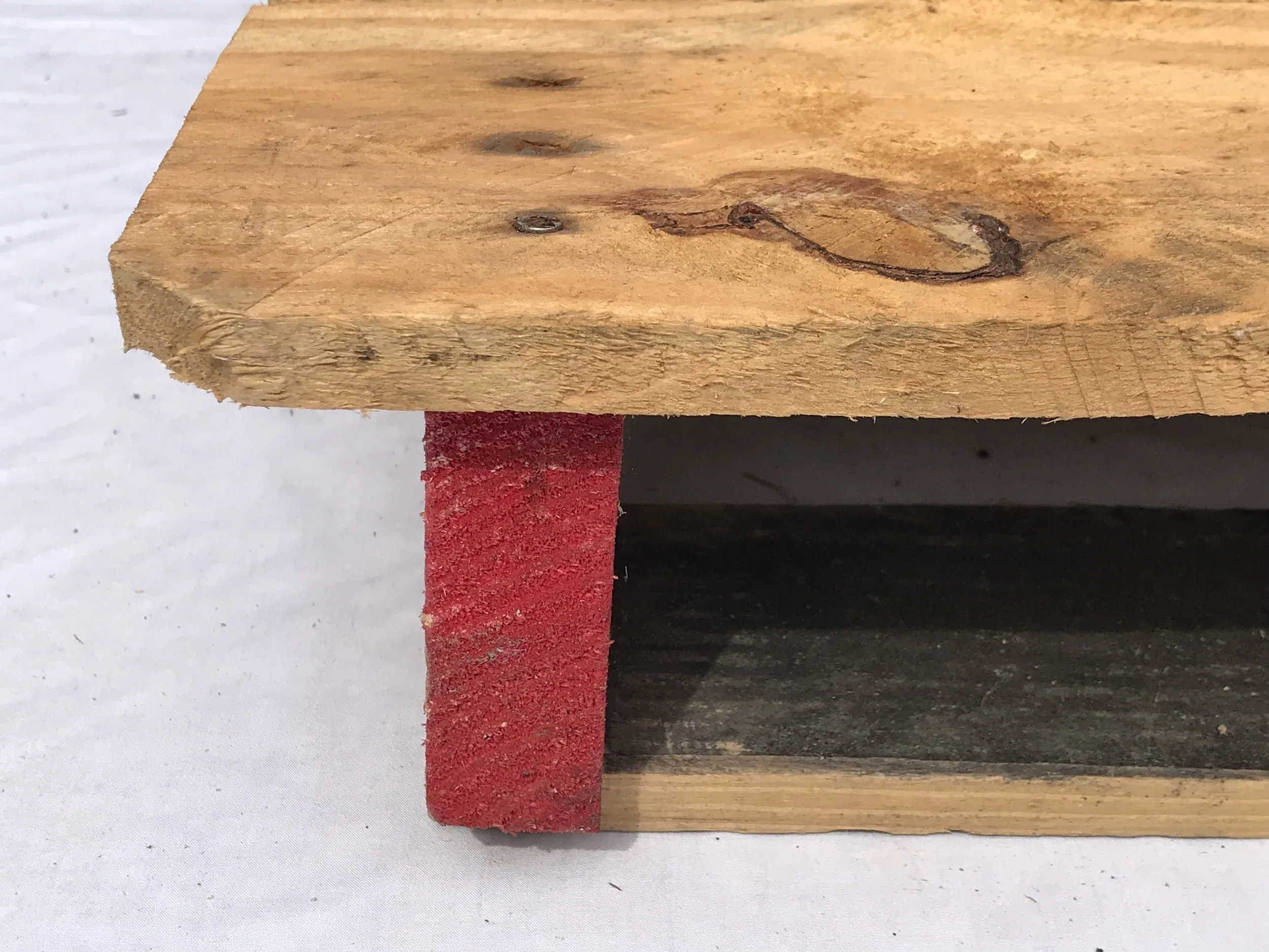 Close up shot of the corner odf a custom made hardwood shipping pallet illustrating the cropped corners designed for shrink wrapping. BEST Savannah area wood pallet distributor, BEST in the Southeast.