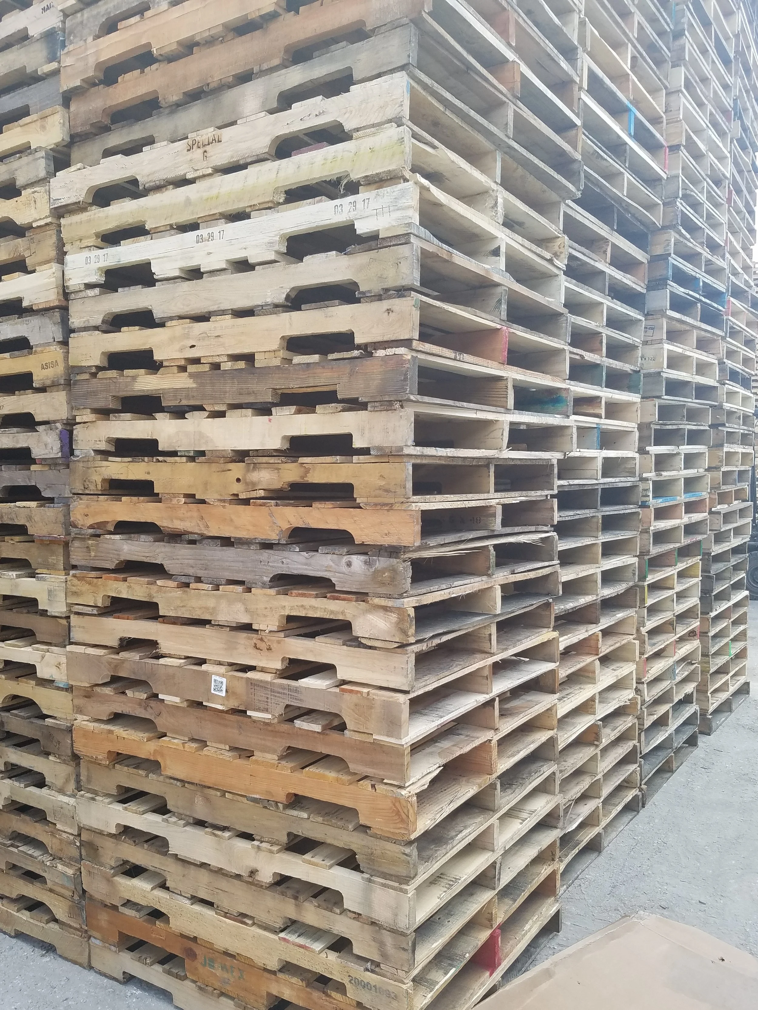 Recycled Grade A 48 by 40 hardwood pallets stacked up. BEST Savannah area wood pallet distributor, BEST in the Southeast.