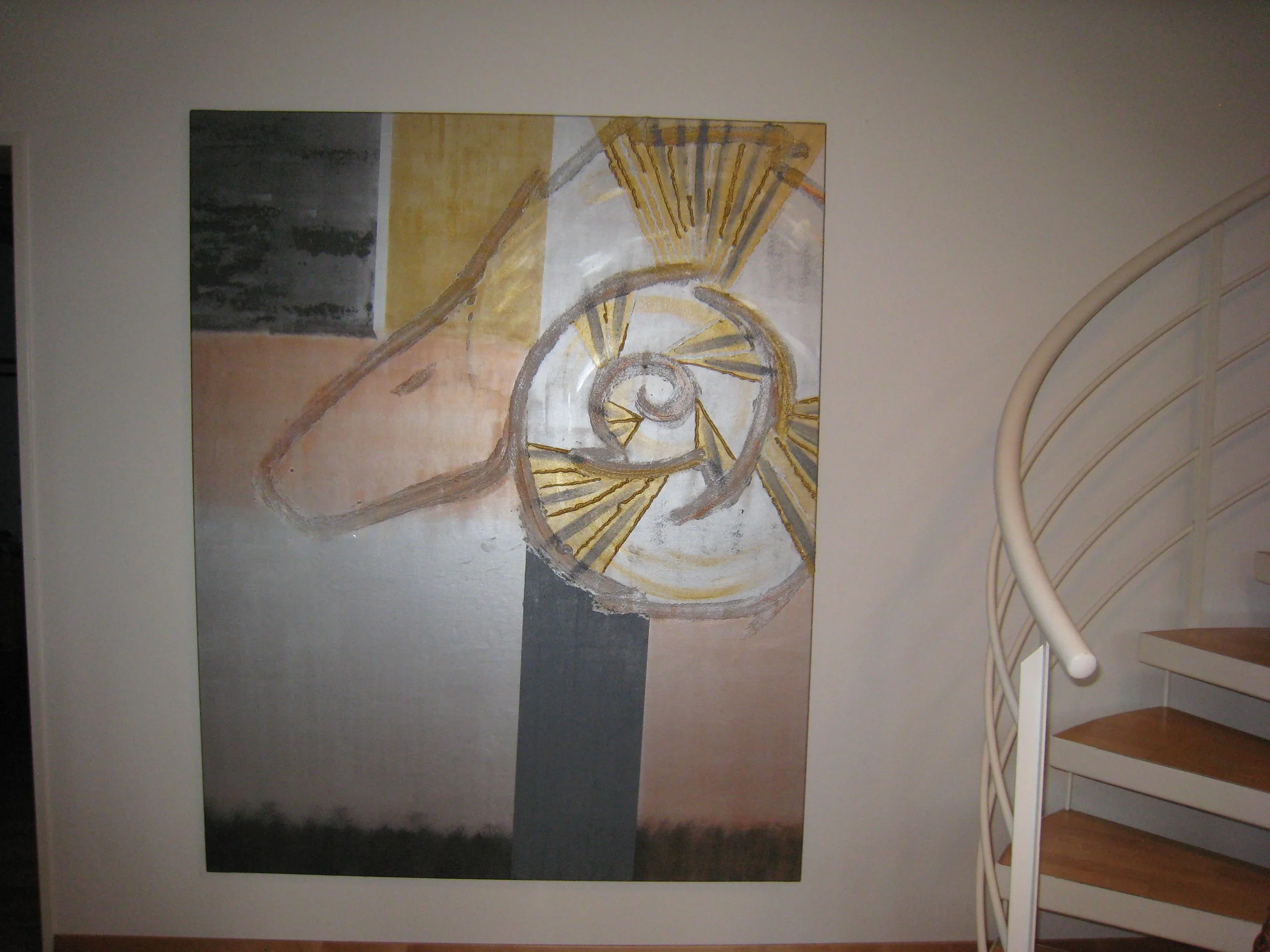Abstraktes Gemälde mit spiralförmiger Form und geometrischen Farbblöcken auf einer weißen Wand, neben einer weißen Treppe mit Holzstufen. Kunst, Gemälde.