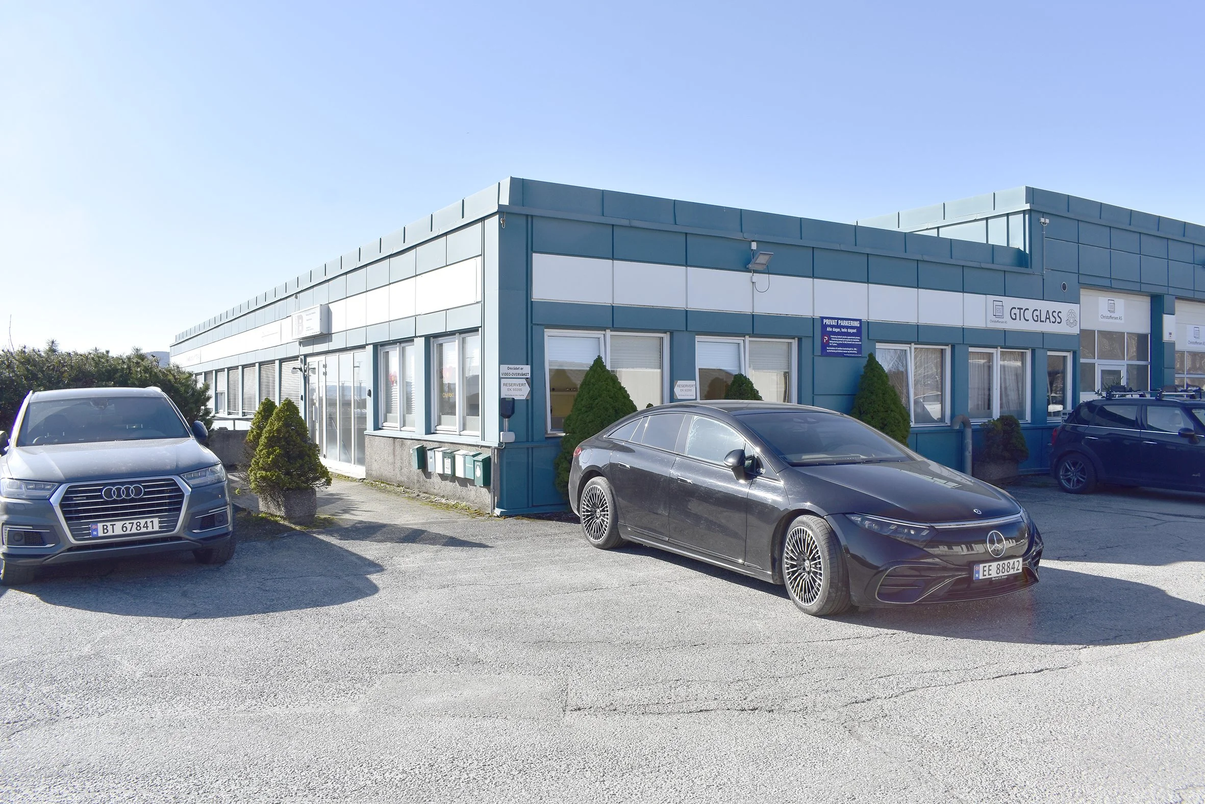 Lierstranda kontorer, bakre inngang