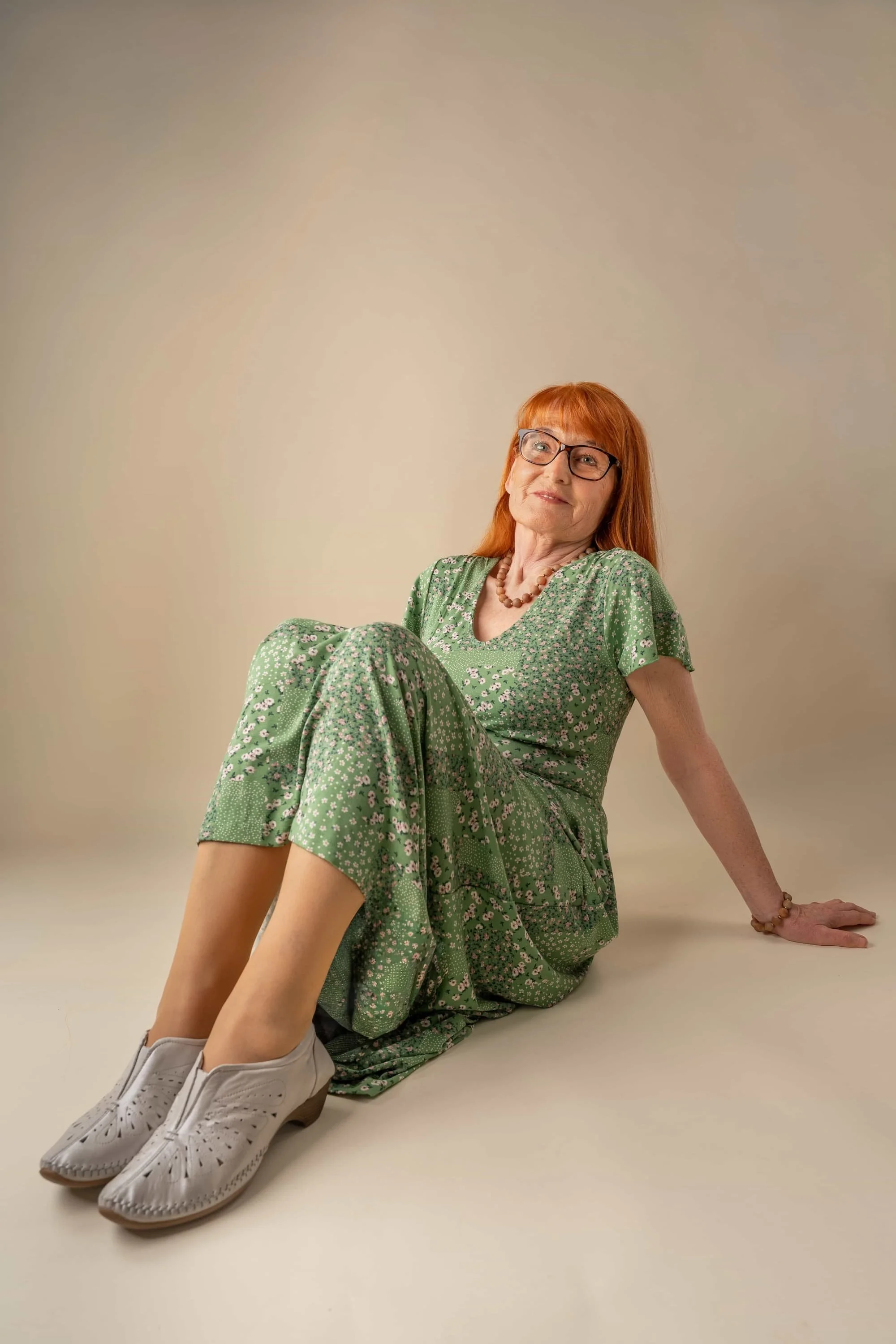 Dynamisches Studio-Portrait im grünen Kleid, Portraitfotograf Niederösterreich