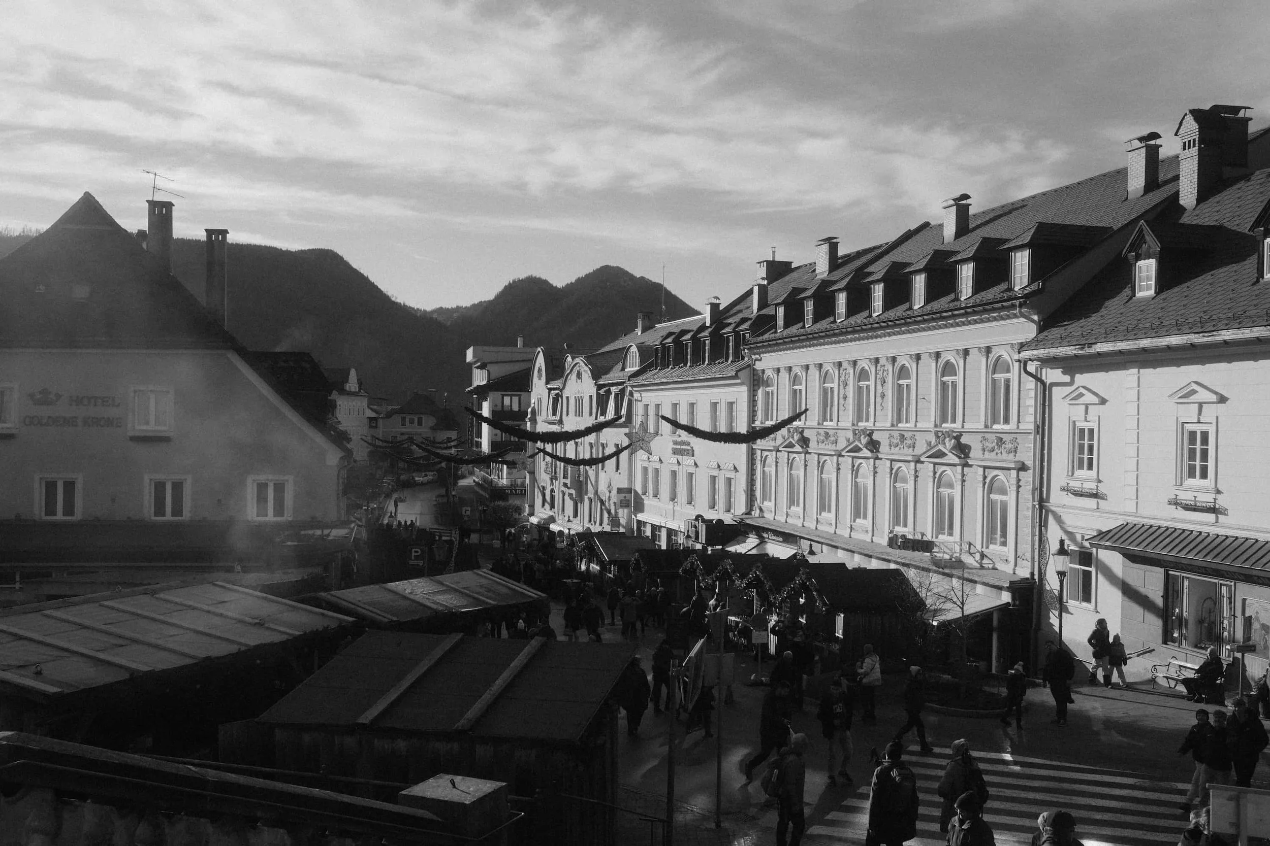 Winterlicher Stadtmarkt am Adventmarkt in Mariazell – Streetfotografie Österreich von Markus Mittermayer
