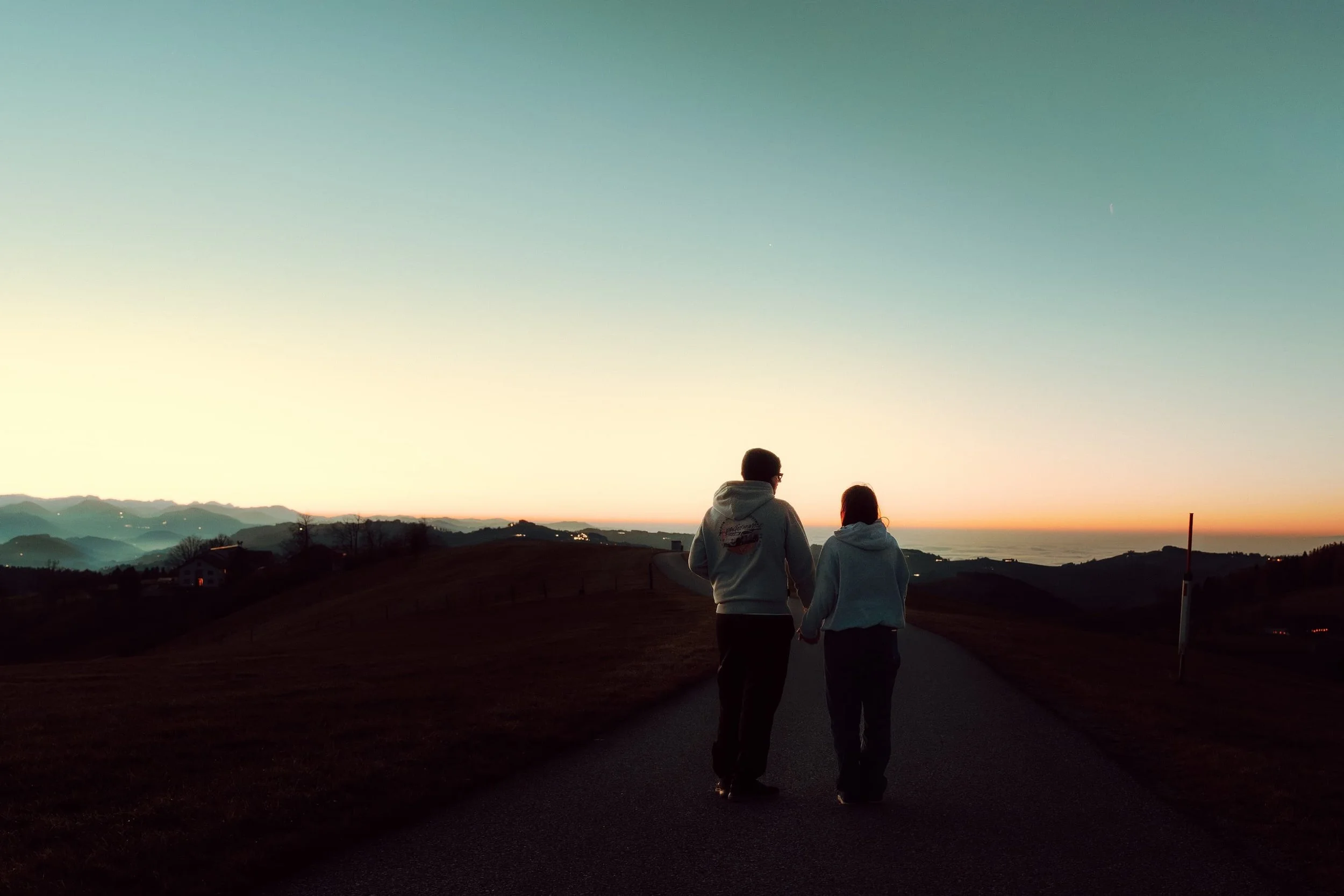 Paar-Portrait in der Goldenen Stunde mit Berglandschaft, Randegg (Mostviertel)