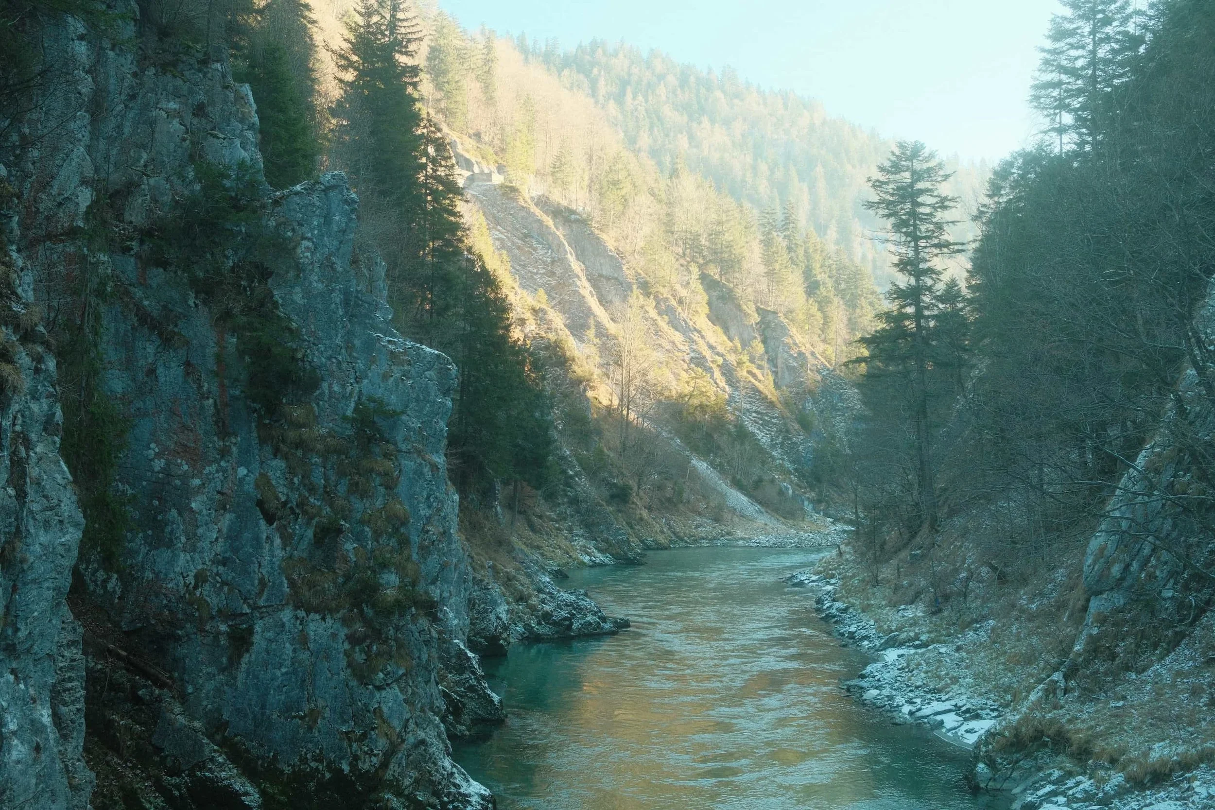 Dramatische Flussschlucht mit türkisem Wasser und Felsen – Landschaftsfotografie Mostviertel von Markus Mittermayer