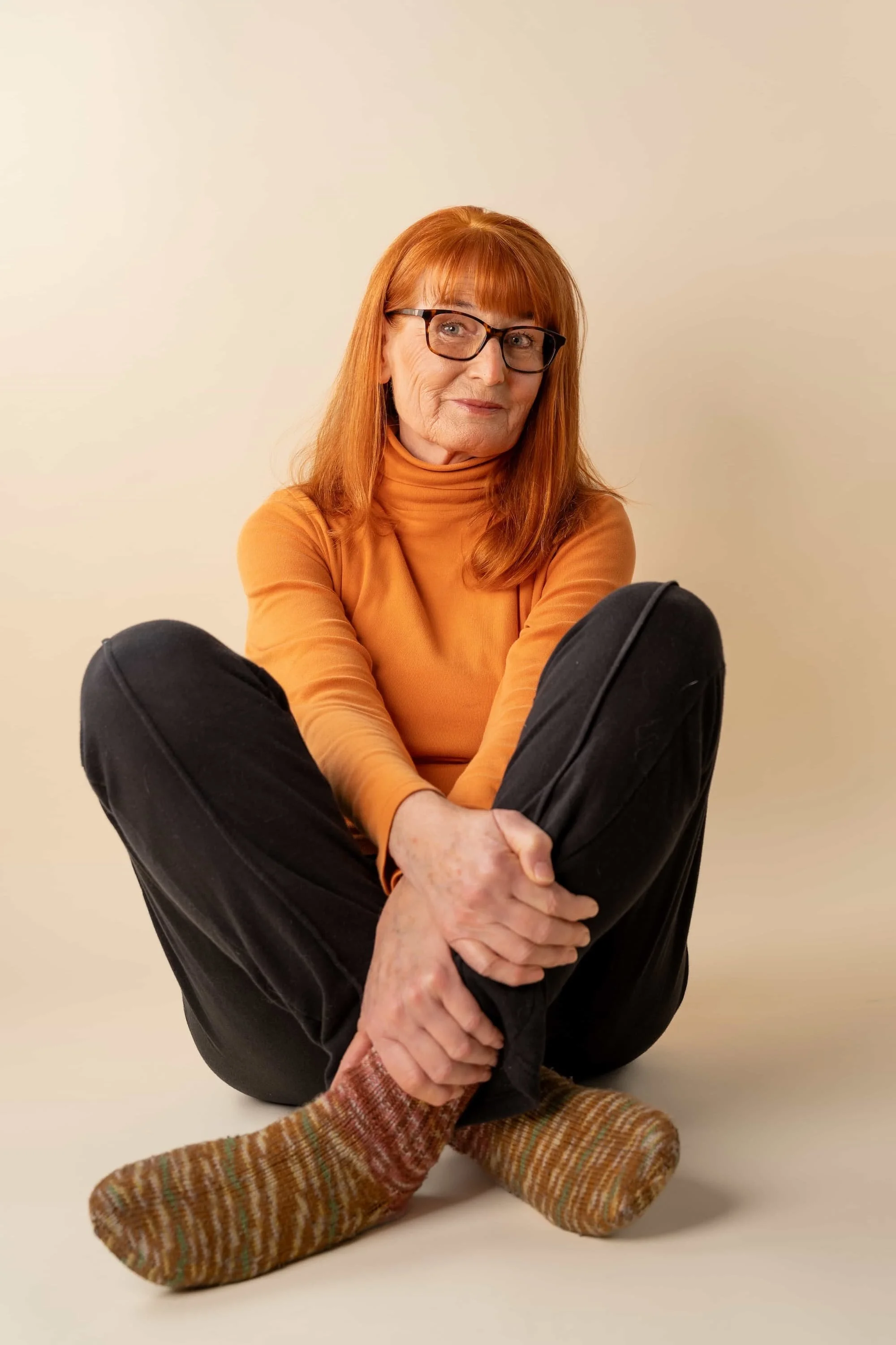 Entspanntes Studio-Portrait mit persönlichem Stil, Portraitfotografie Mostviertel