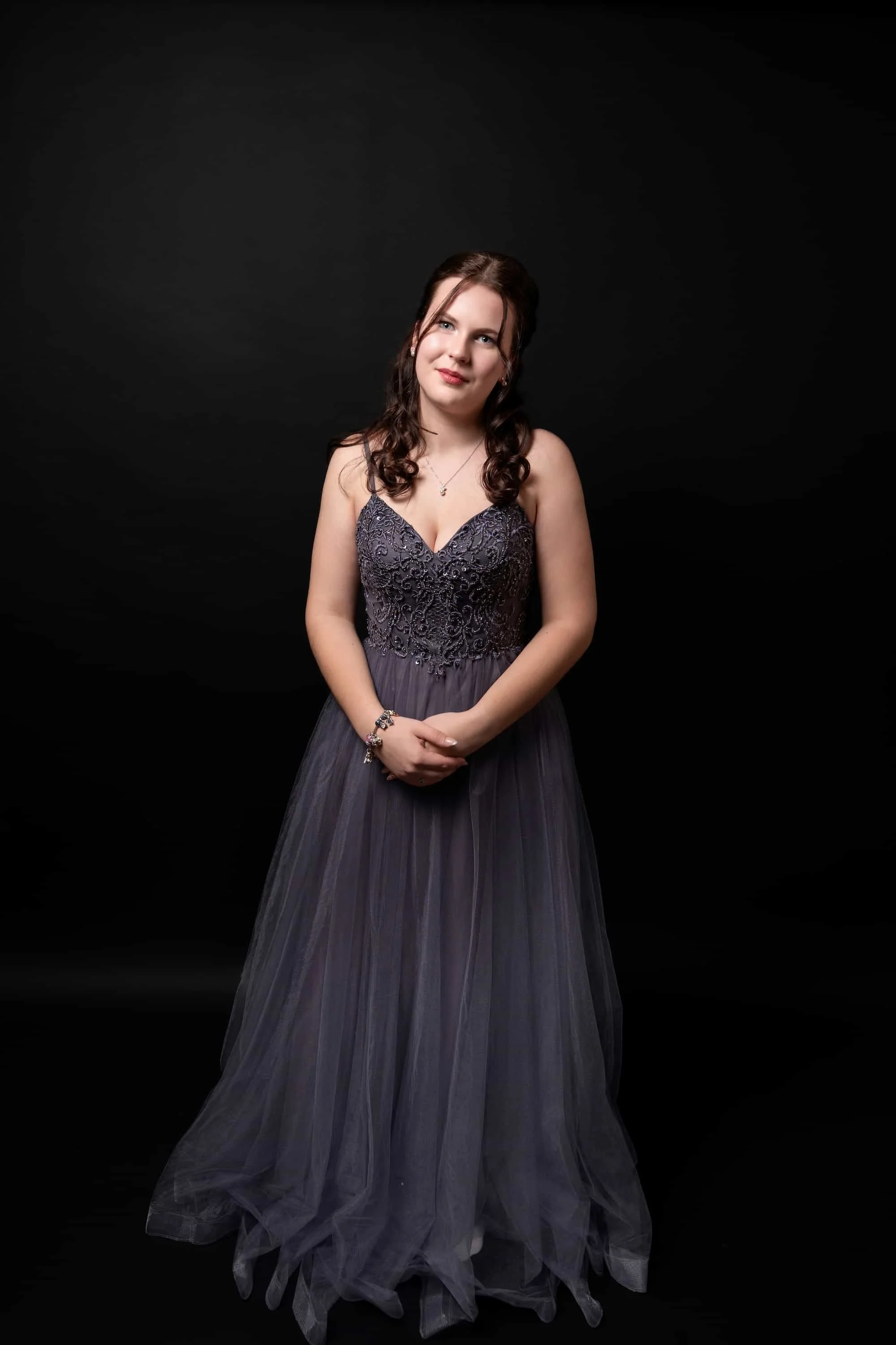 Studioportrait einer Jungen Frau im Kleid vom Schulball, Portraitfotografie in Steinakirchen