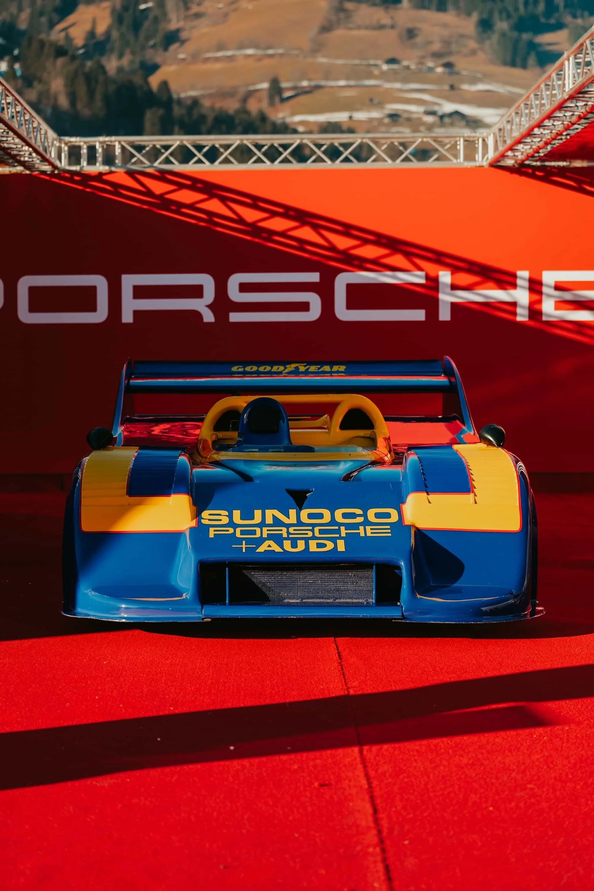 Porsche Rennwagen Commercial Shooting bei Motorsport-Event - Automotive Hersteller-Fotografie Österreich