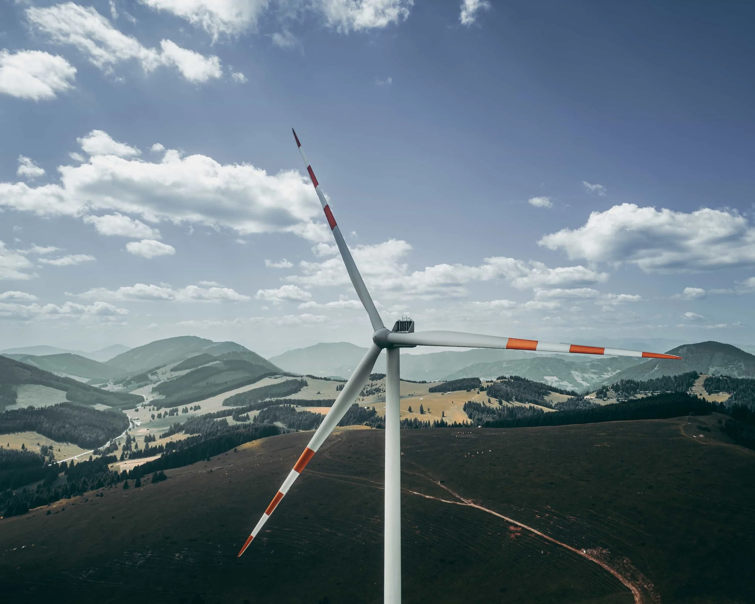 Drohnenfoto eines Windrads in der Steiermark umgeben von Bergen