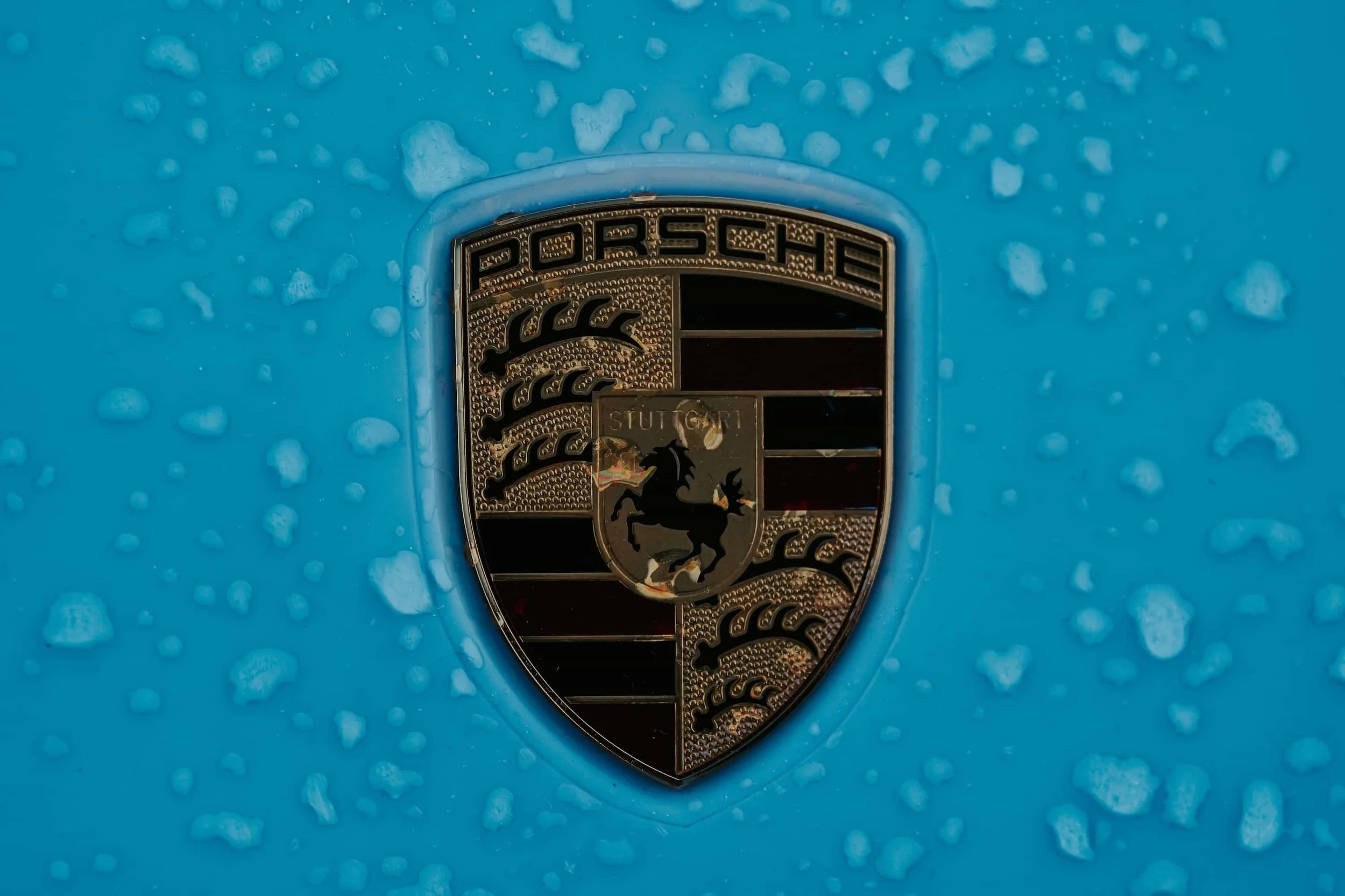 Porsche Emblem Detail-Fotografie für Automotive Commercial - Hersteller-Qualität Location-Shooting Markus Mittermayer