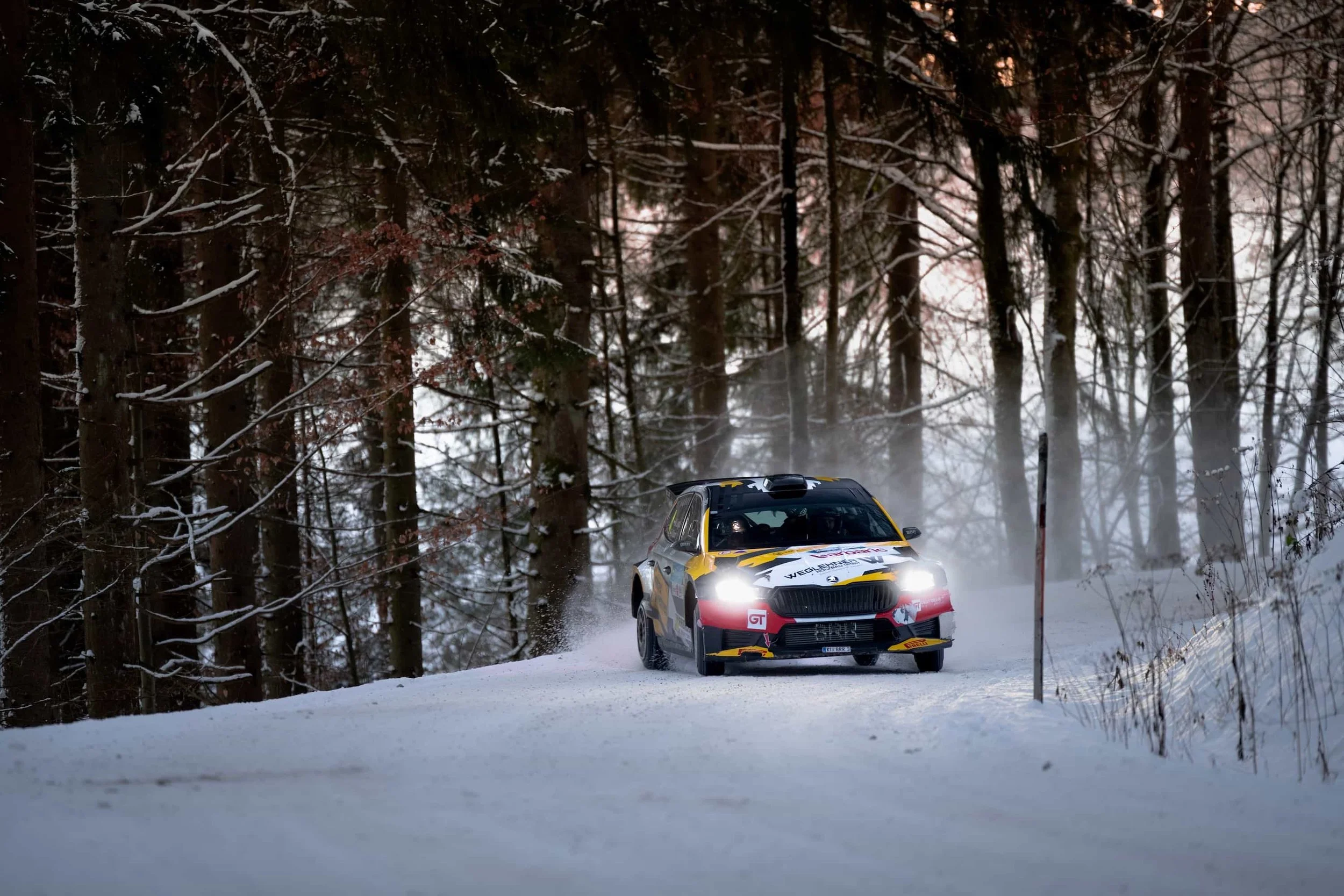 Skoda Fabia Rallye bei Winterrallye im verschneiten Wald - Motorsport Fotografie Markus Mittermayer