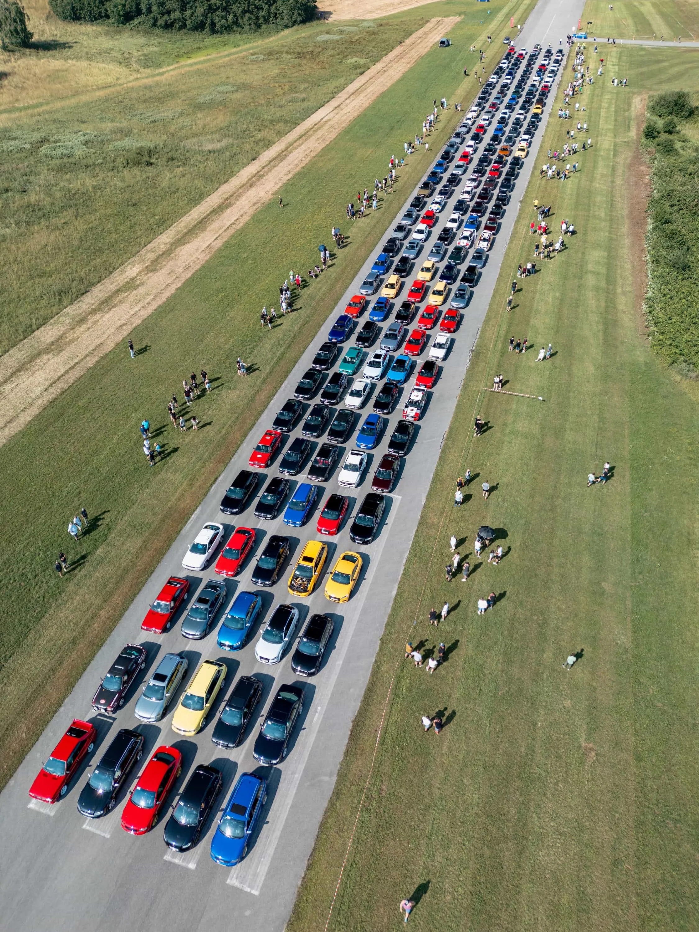 Drohnenaufnahme Automotive Event mit über 100 Fahrzeugen - Commercial-Fotografie für Hersteller und Events Österreich