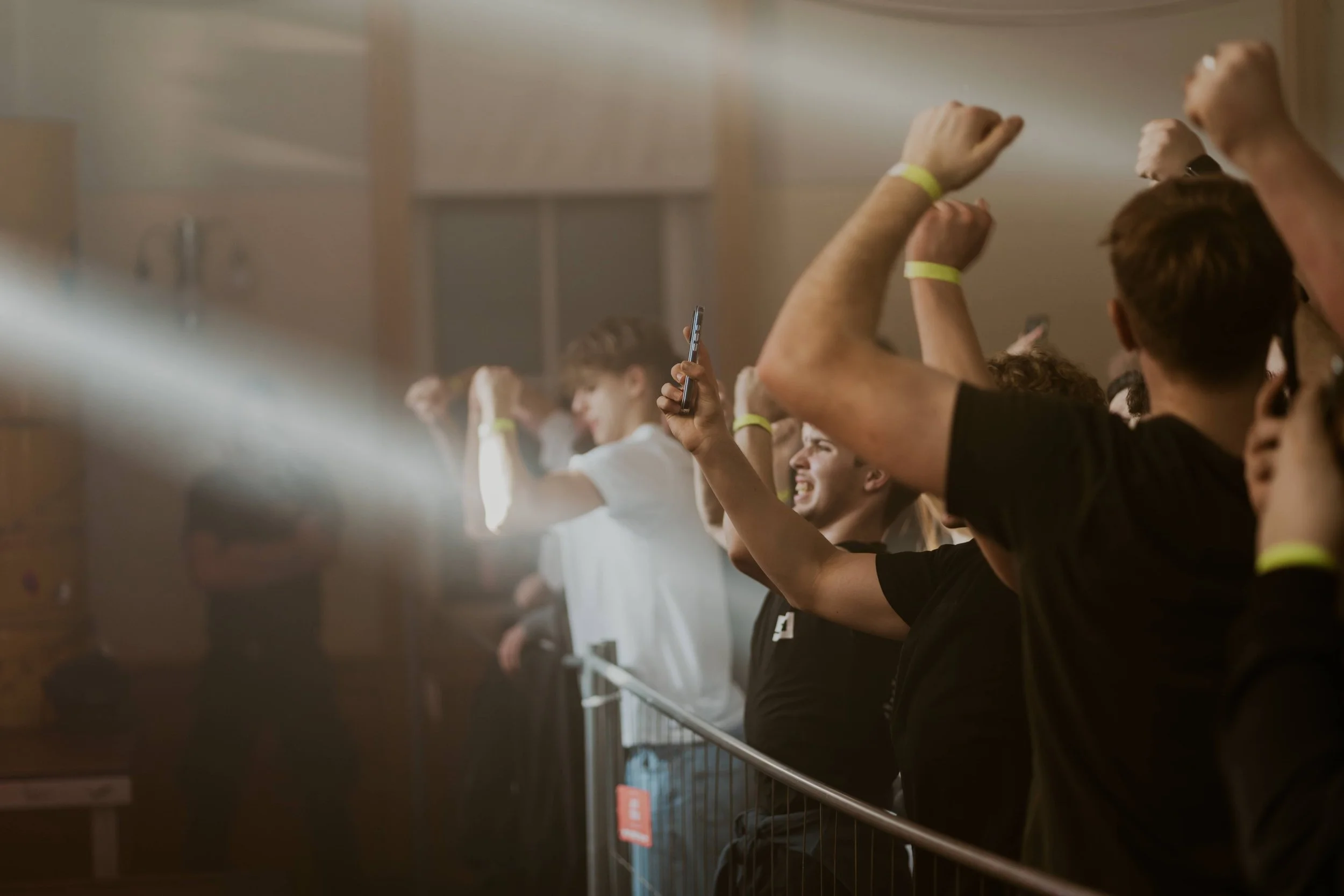 Feiernde Gaeste bei einem Hardstyle Event in Steinakirchen am Forst