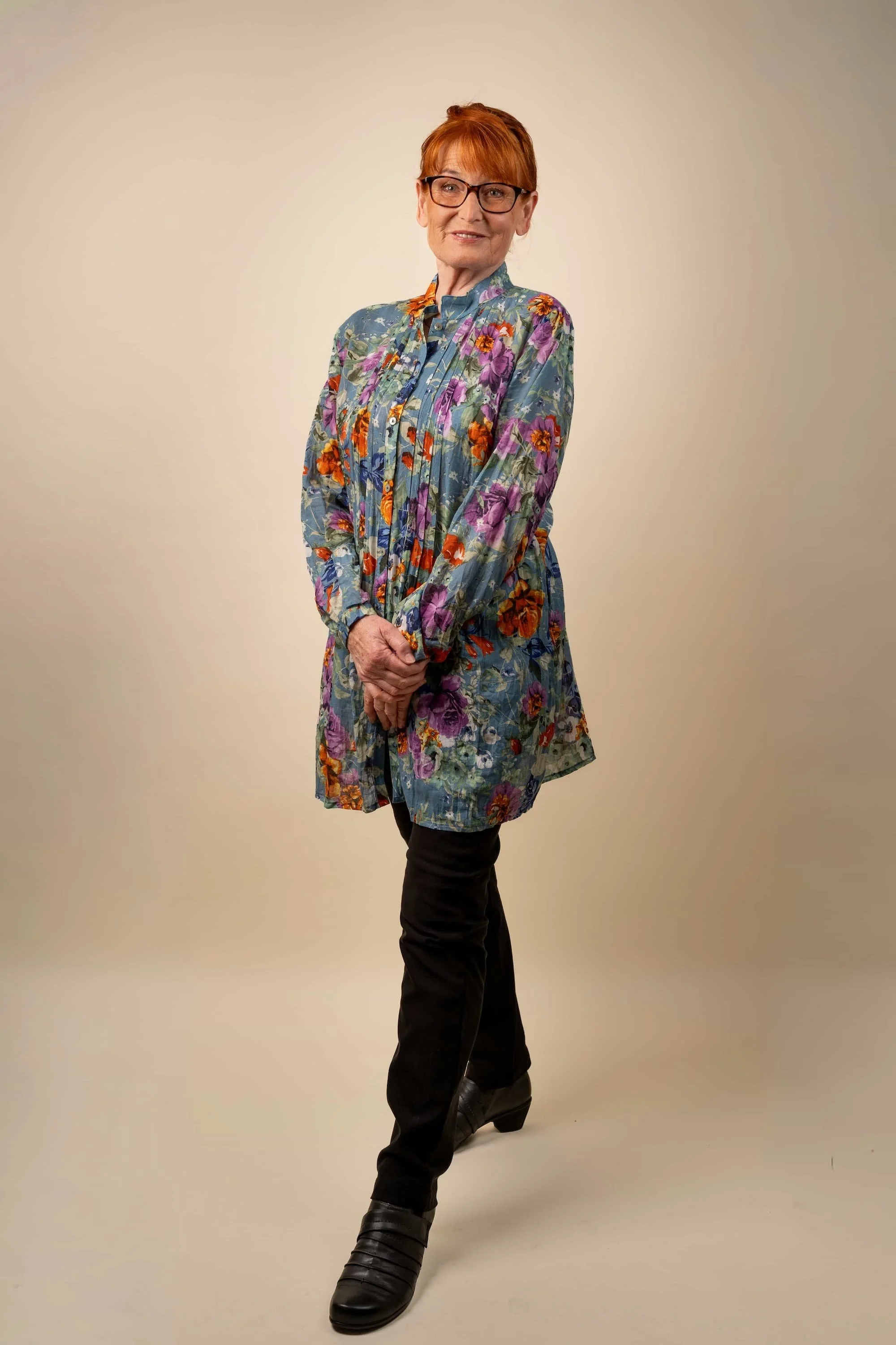 Ganzkörper-Studio-Portrait in Blumenbluse, Portraitfotograf Mostviertel
