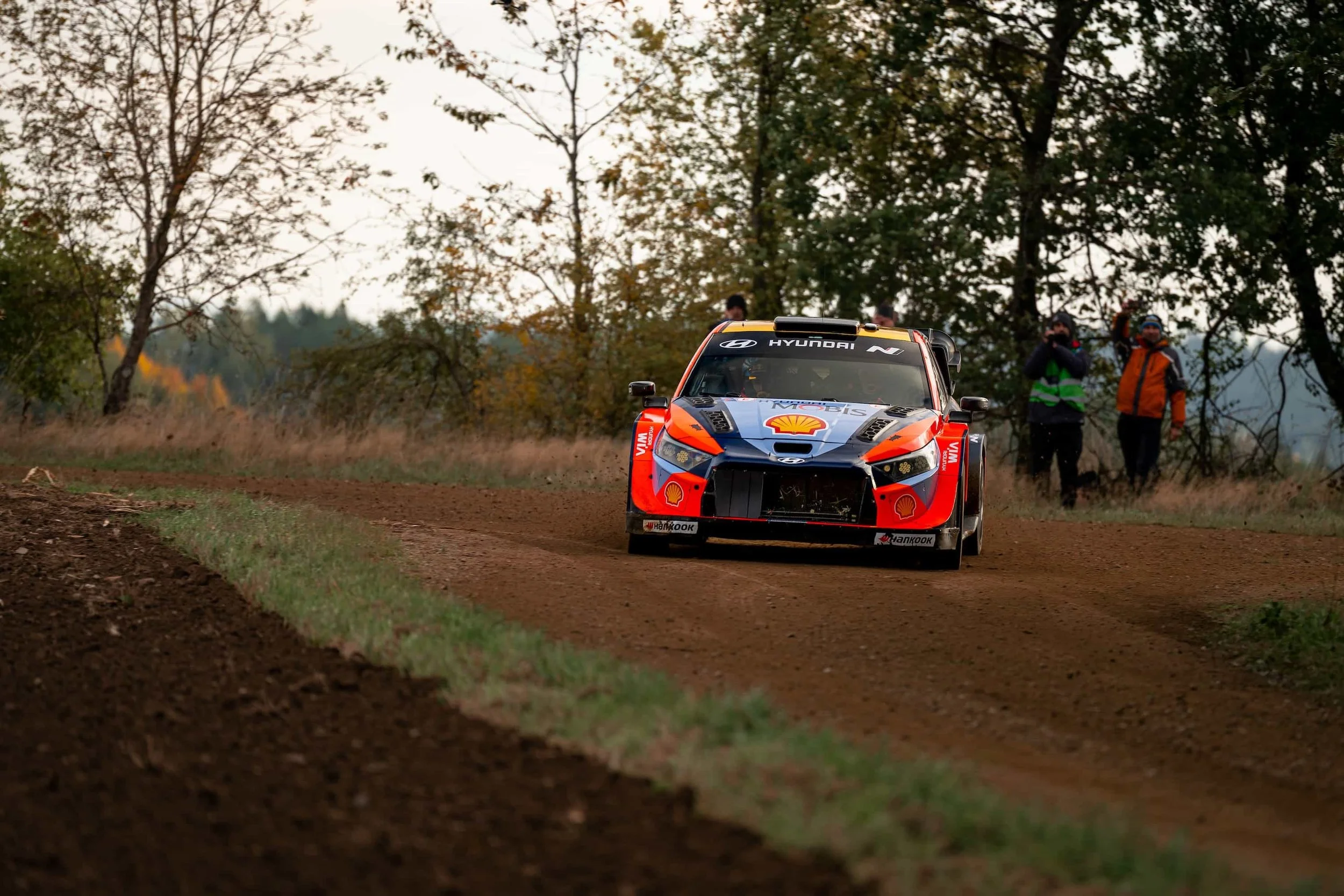 Hyundai Rallye-Auto auf Schotterstrecke - Rallye Action Fotografie Österreich