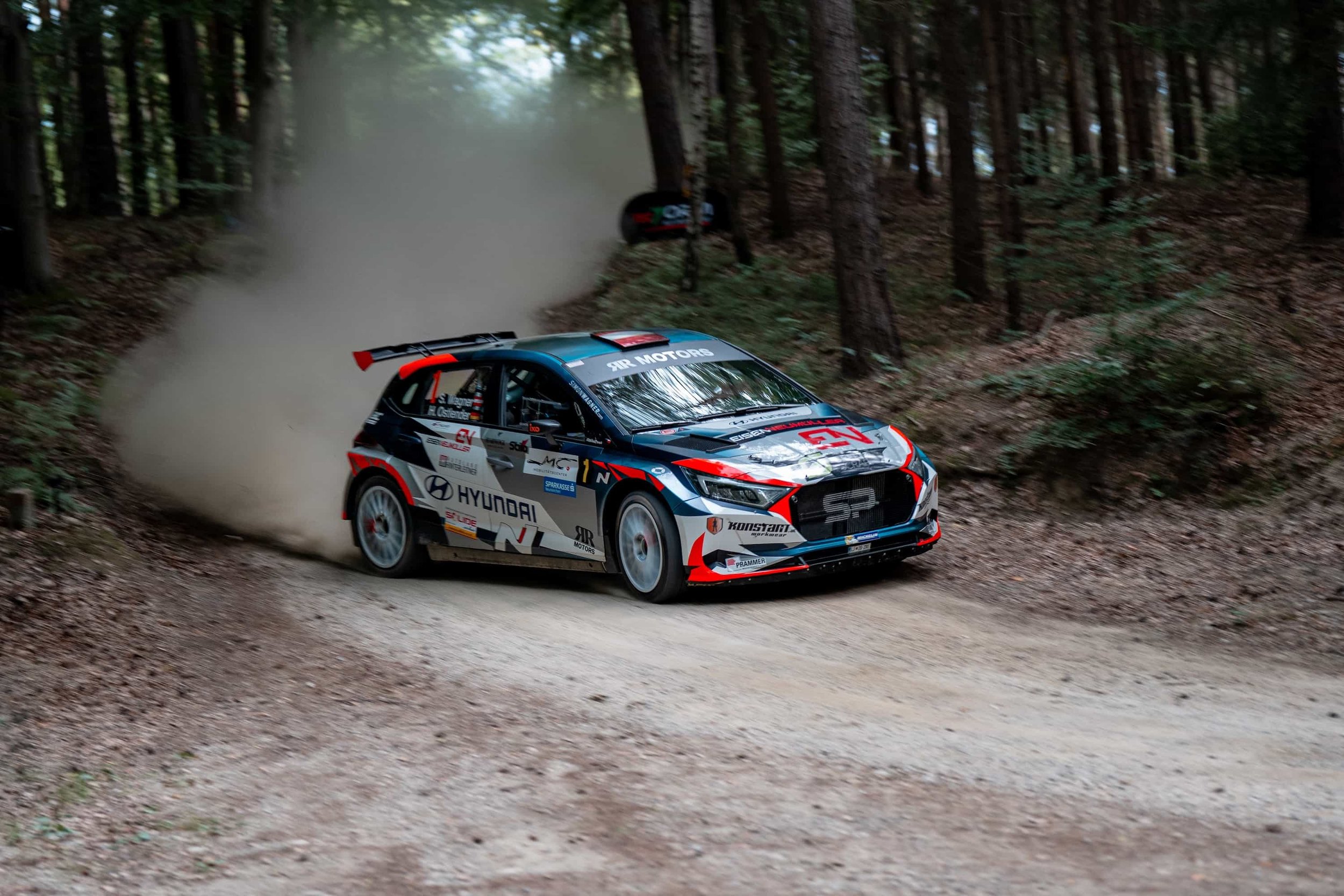 Hyundai i20 N Rally2 auf Waldstrecke mit Staub - ORM Rallye-Staatsmeisterschaft Motorsportfotografie