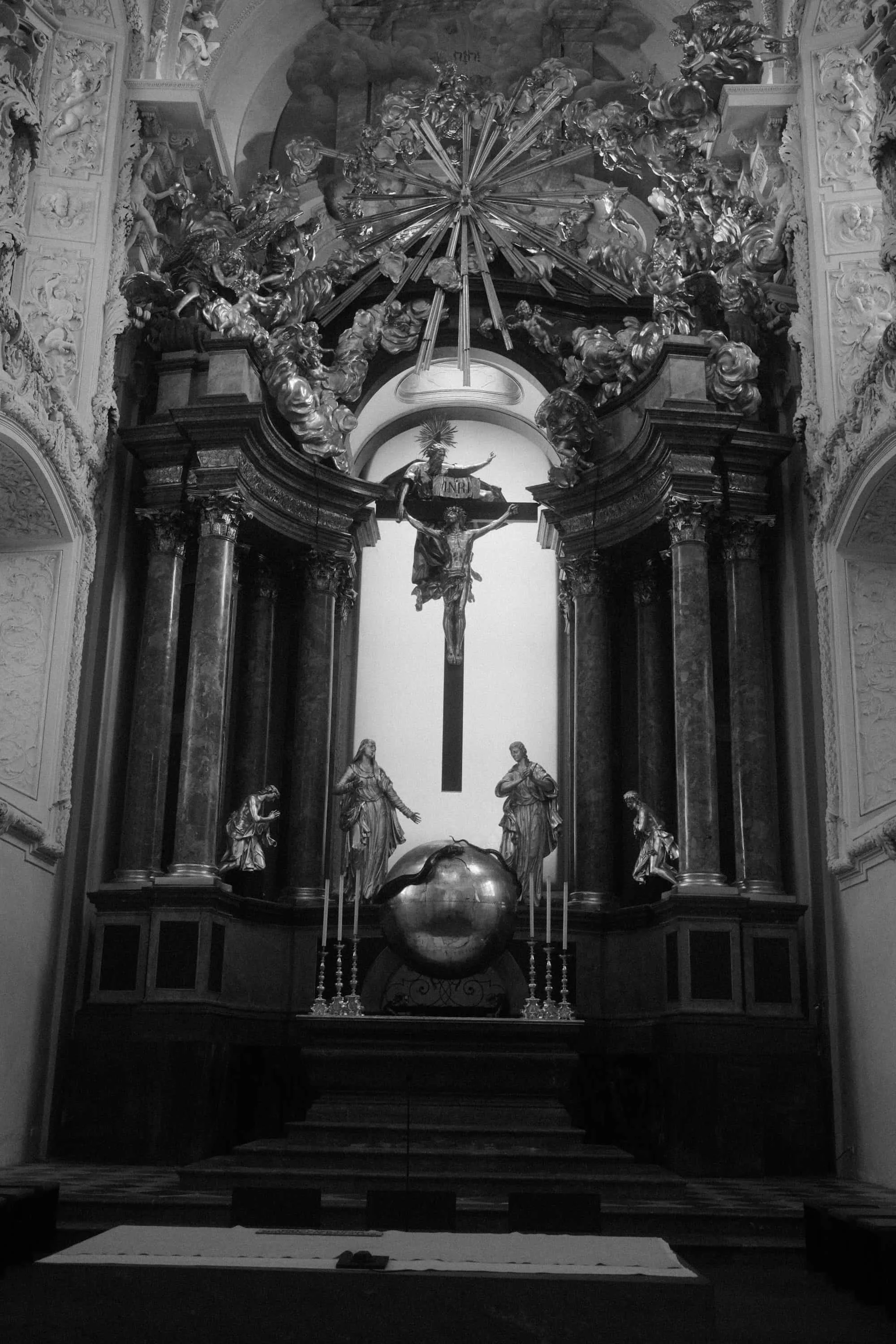 Barocker Hochaltar mit goldenen Figuren in Mariazell – Fine Art Schwarz-Weiß Fotografie Österreich von Markus Mittermayer