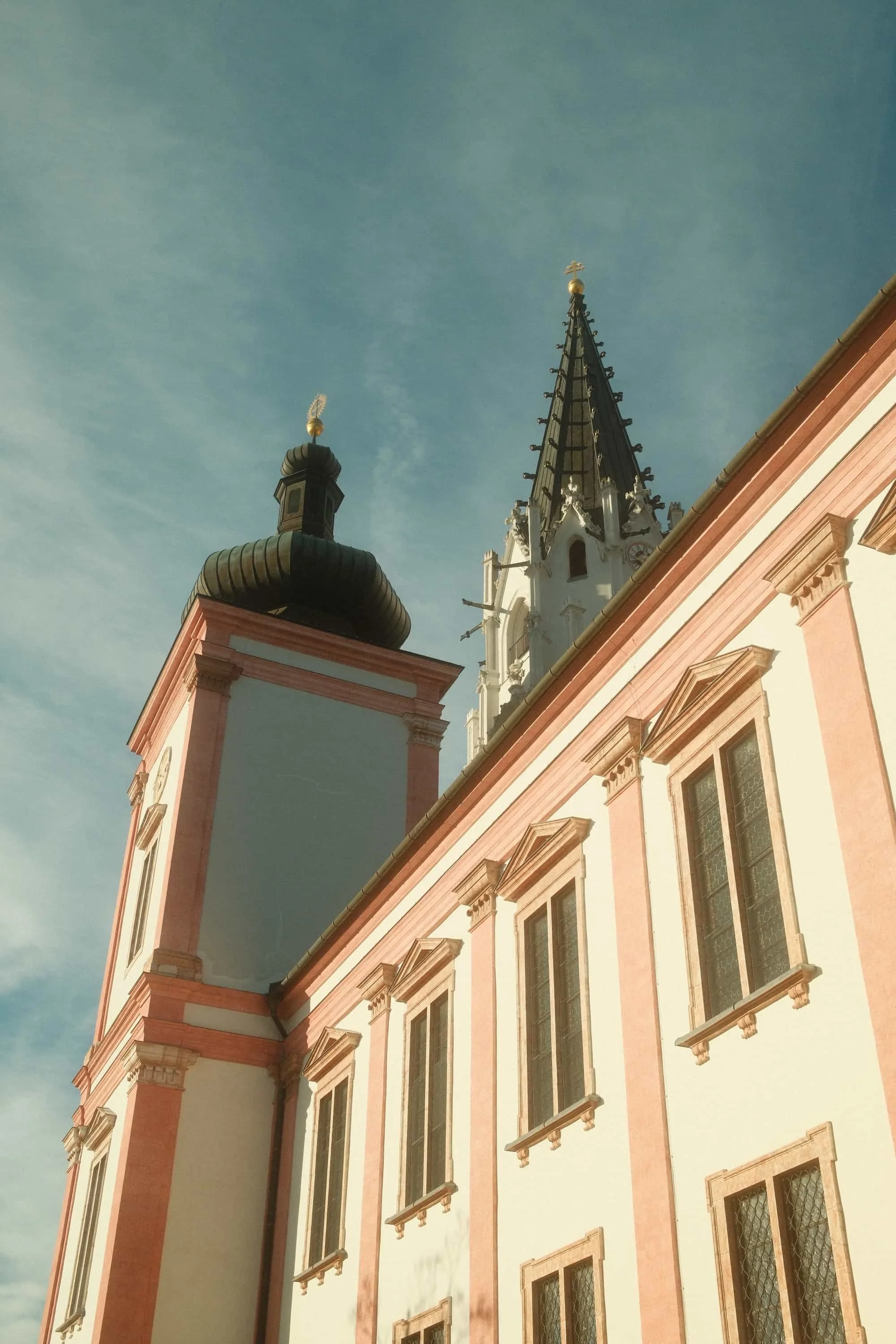 Barockkirche mit Zwiebelturm im warmen Vintage-Ton – Stadtfotografie Niederösterreich von Markus Mittermayer