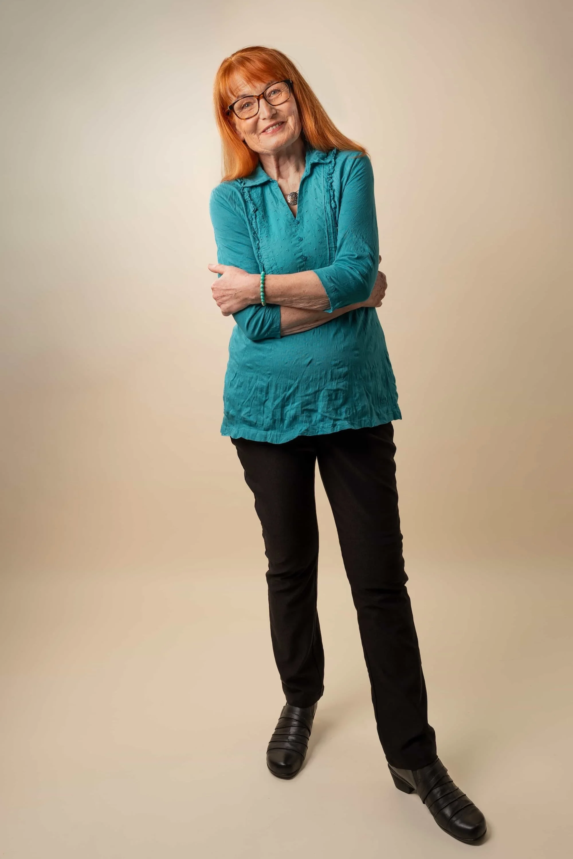 Selbstbewusstes Lächeln im Studio, authentisches Portrait aus dem Mostviertel