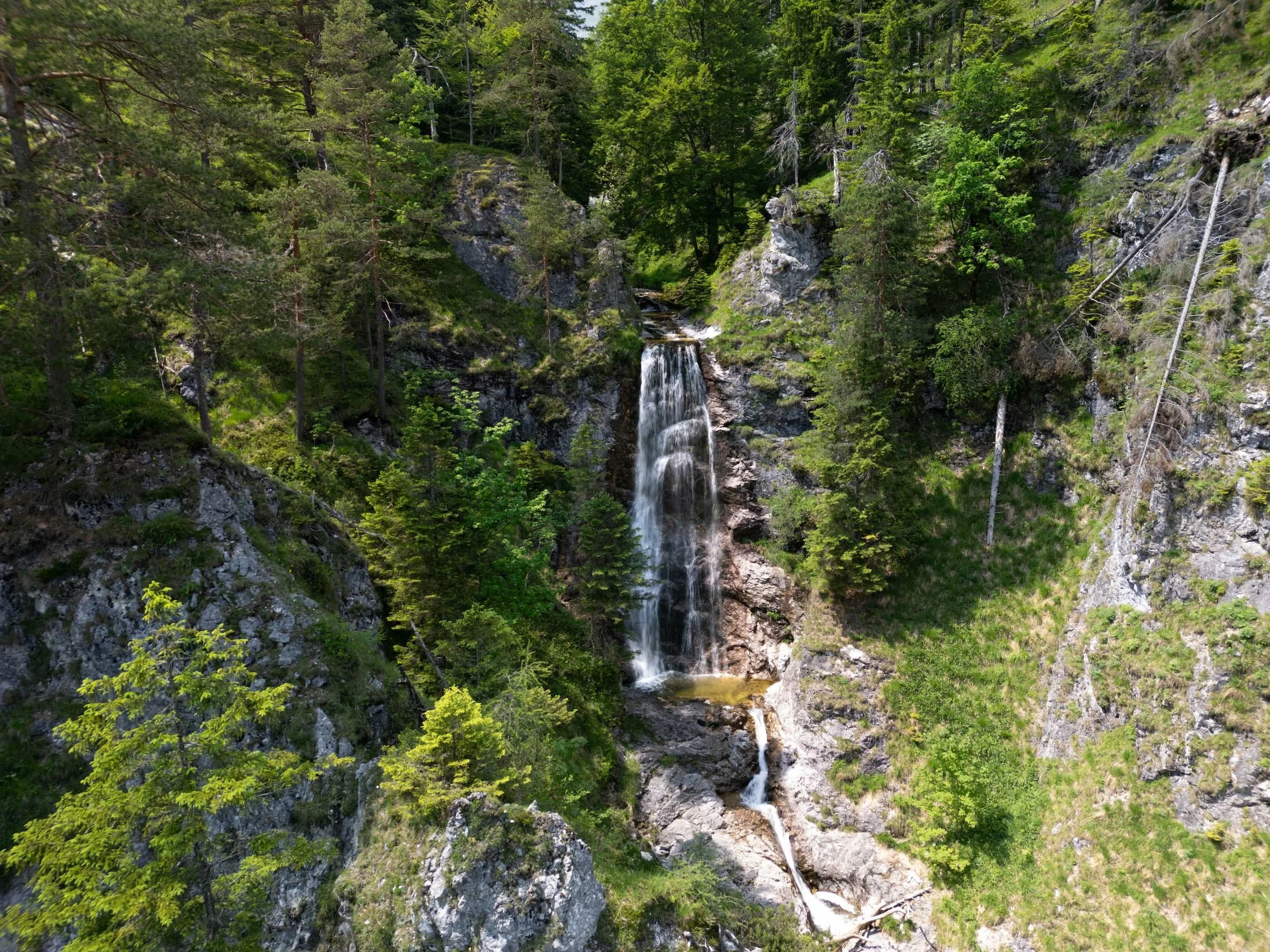 Drohnenaufnahme eines Wasserfalls in steiler Fels- und Waldlandschaft im Mostviertel.