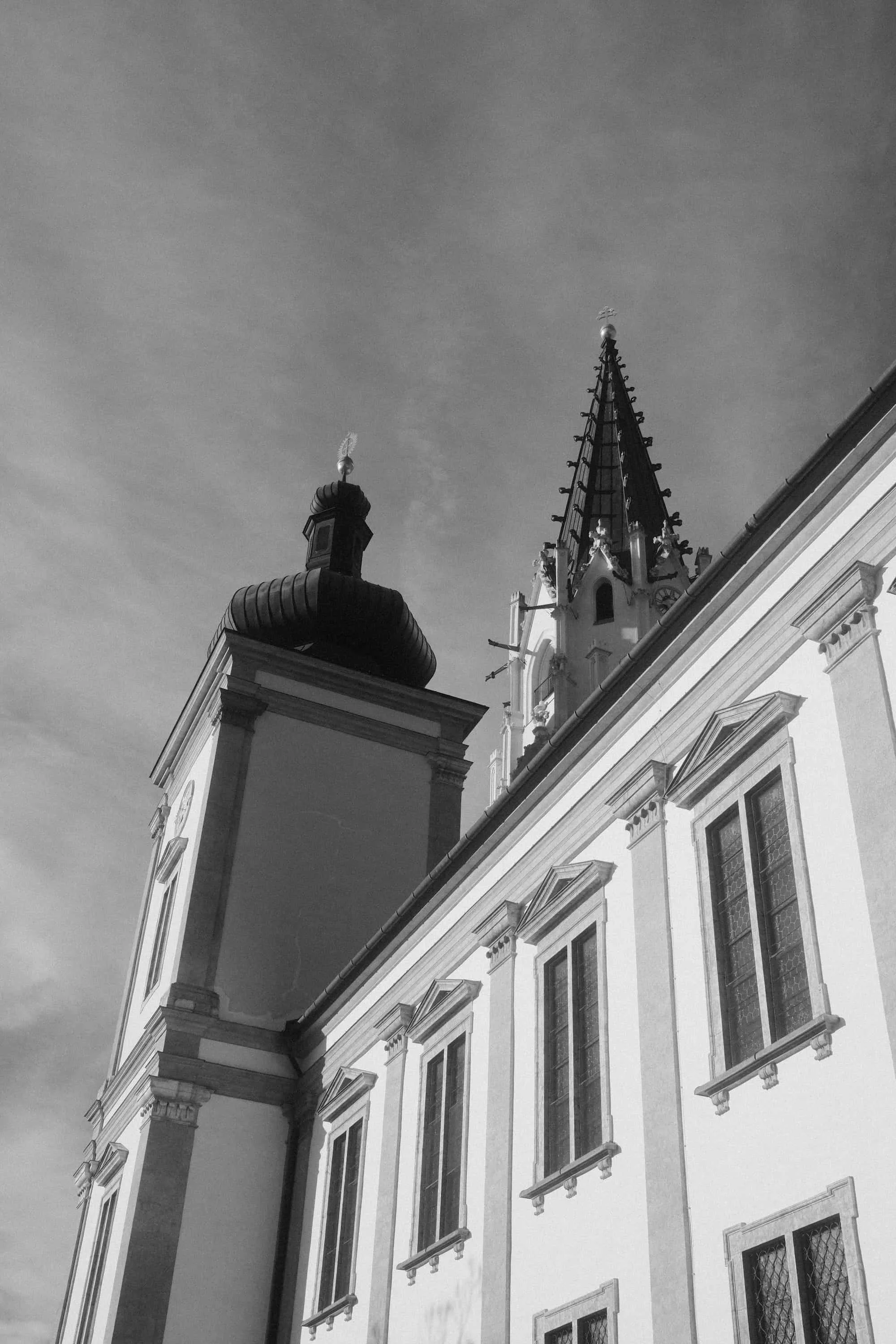 Kirchturm mit Zwiebeldach in starker Diagonalkomposition – Schwarz-Weiß Architekturfotografie von Markus Mittermayer