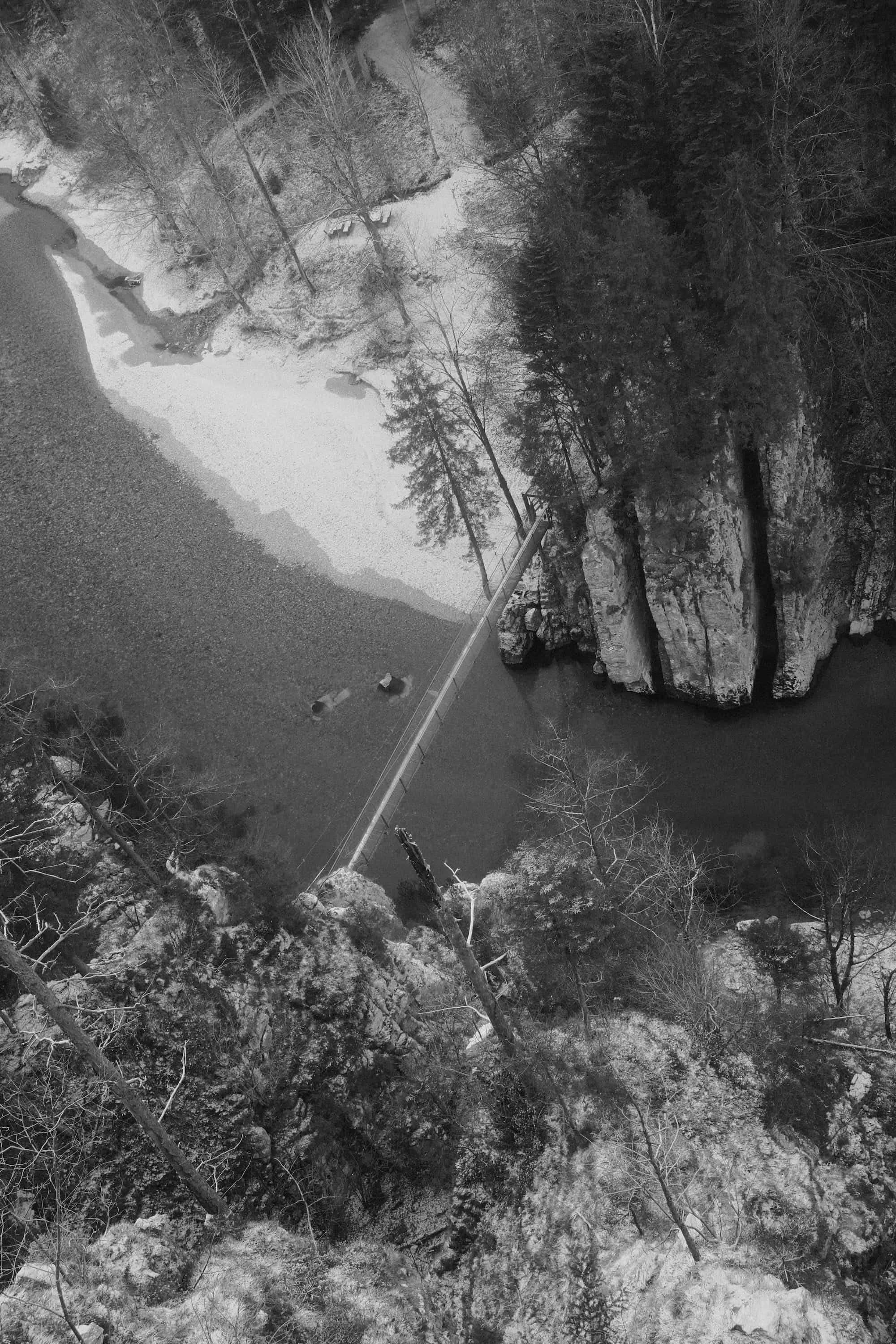 Hängebrücke über Fluss aus der Vogelperspektive – Schwarz-Weiß Fine Art Fotografie von Markus Mittermayer, Österreich