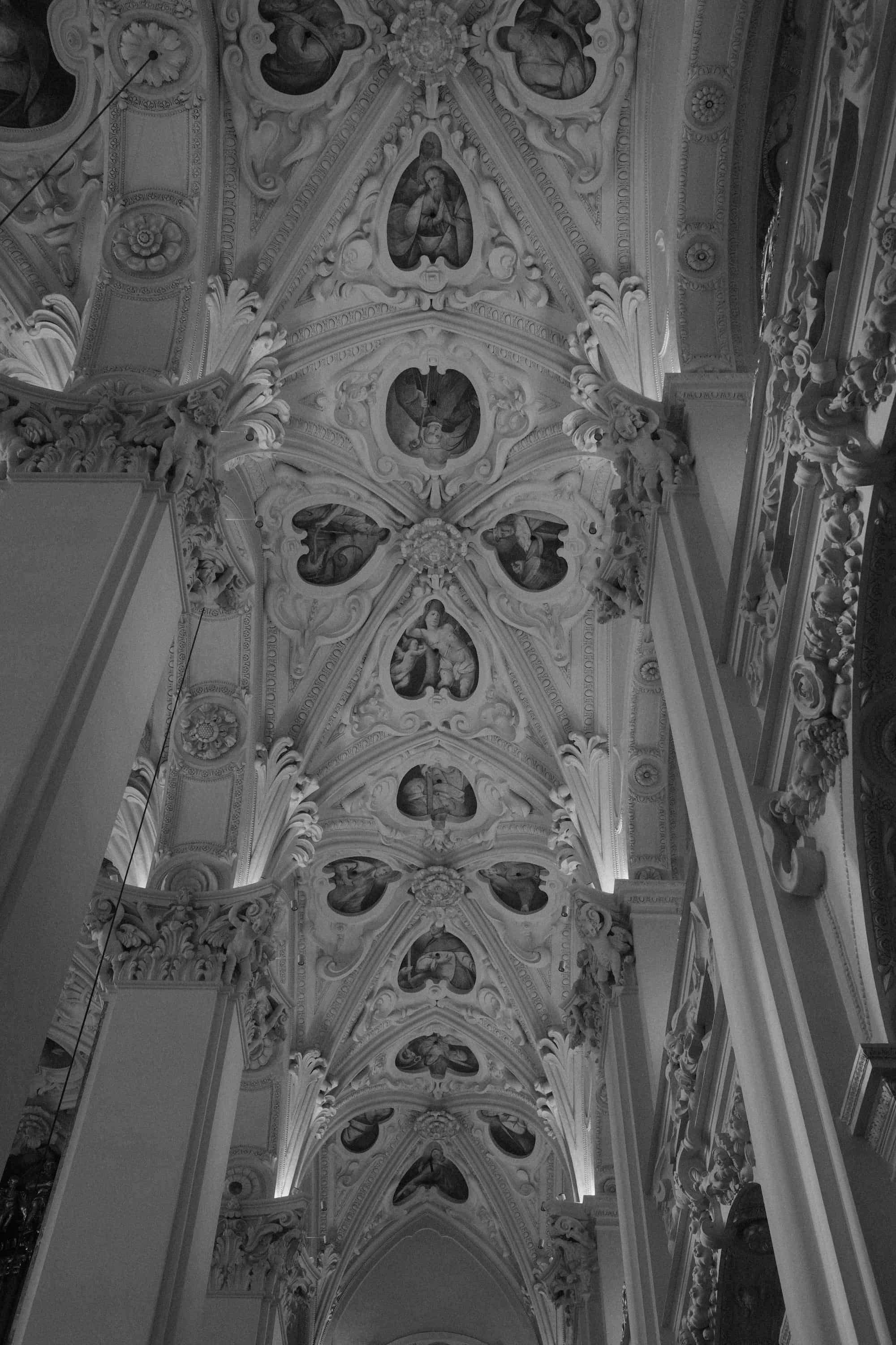 Barockes Kreuzgewölbe mit Engelsmedaillons – Fine Art Schwarz-Weiß Fotografie von Markus Mittermayer