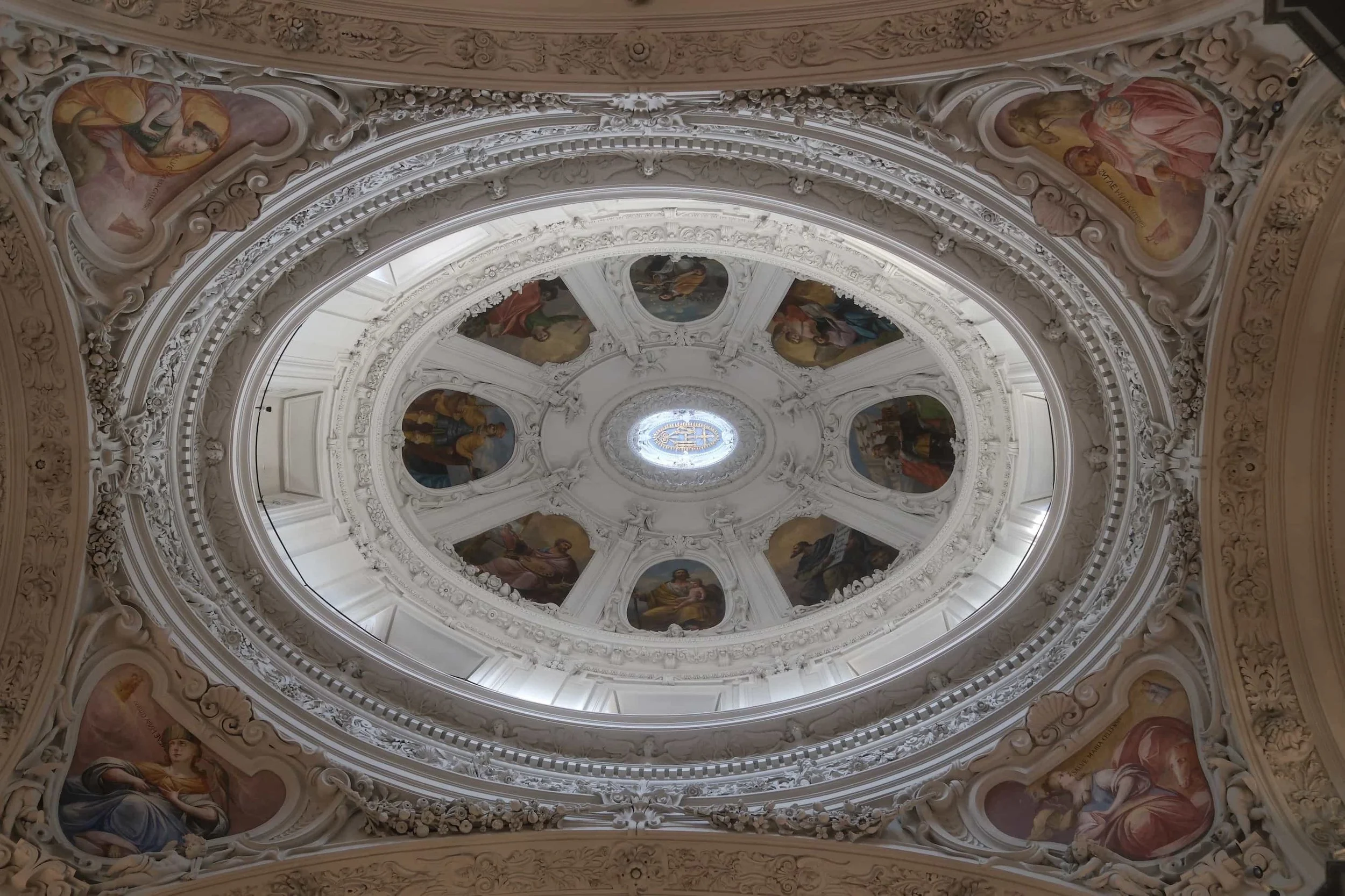 Barocke Kirchenkuppel mit Fresken-Medaillons in Mariazell – Stadtfotografie Österreich von Markus Mittermayer
