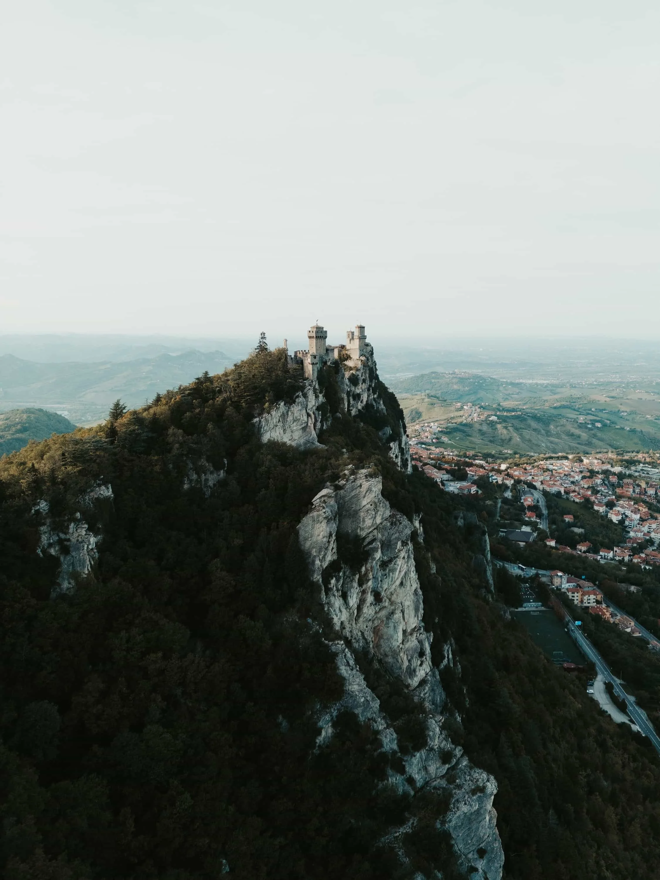 Drohnenaufnahme in San Marino umgeben von Klippen und Bergen