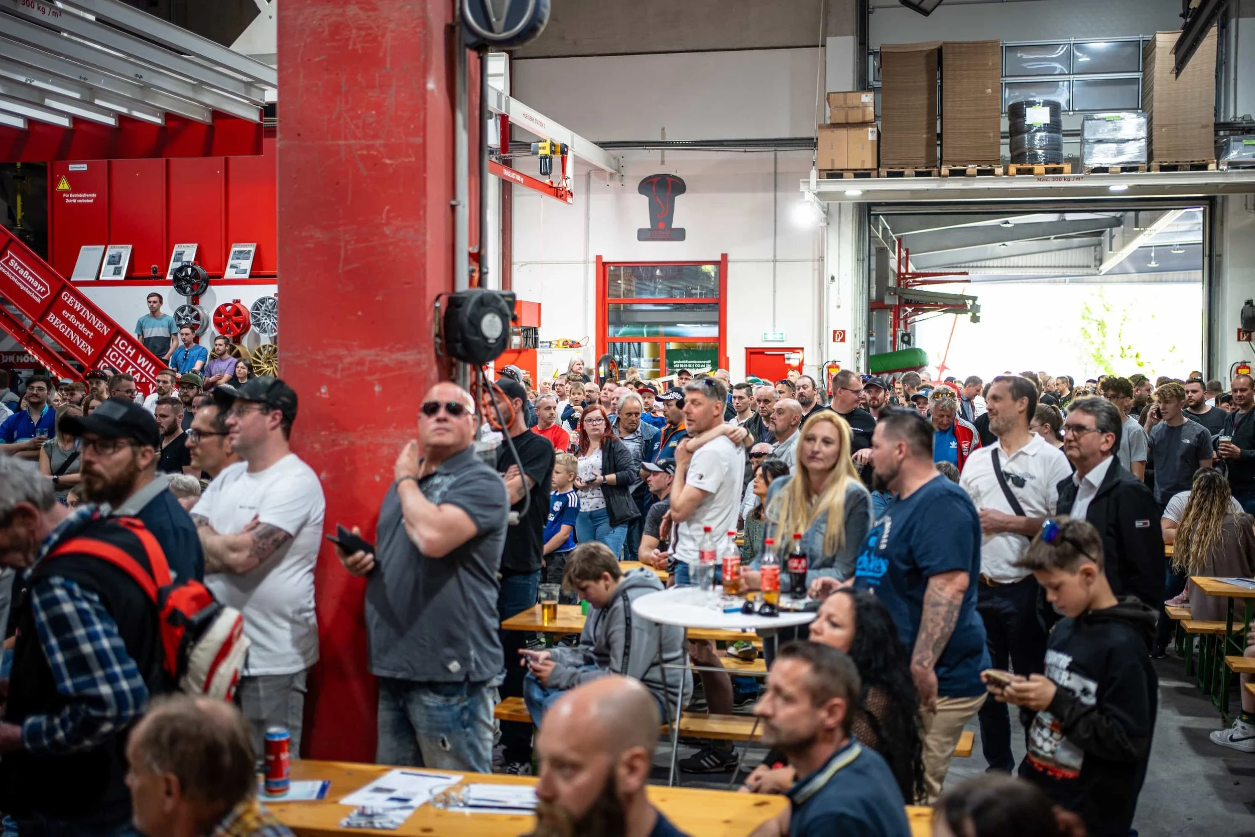 Großes Publikum bei einem Corporate Event in einer Veranstaltungshalle in Niederösterreich