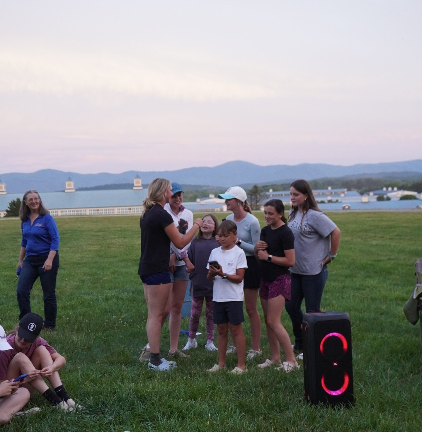 An evening full of fun, laughing and most importantly - SINGING!!!❤️🎶 The bonfire social at @virginiahorsecenterfoundation was another total success, we are always happy to see so many new and old faces ☺️ Did you miss this one or want to join the f