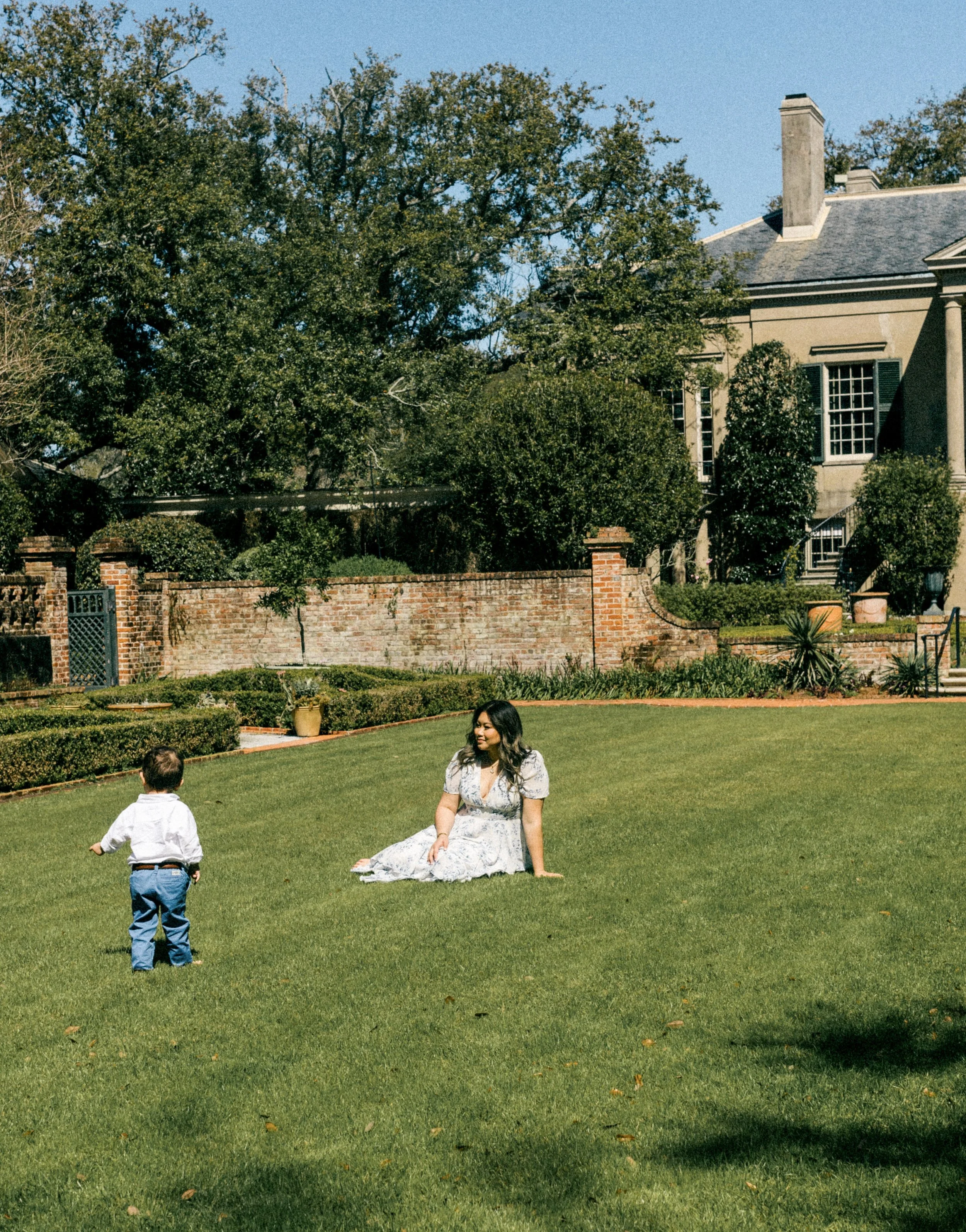 Relaxed and joyful motherhood photos taken at Longue Vue Gardens in Metairie,LA.