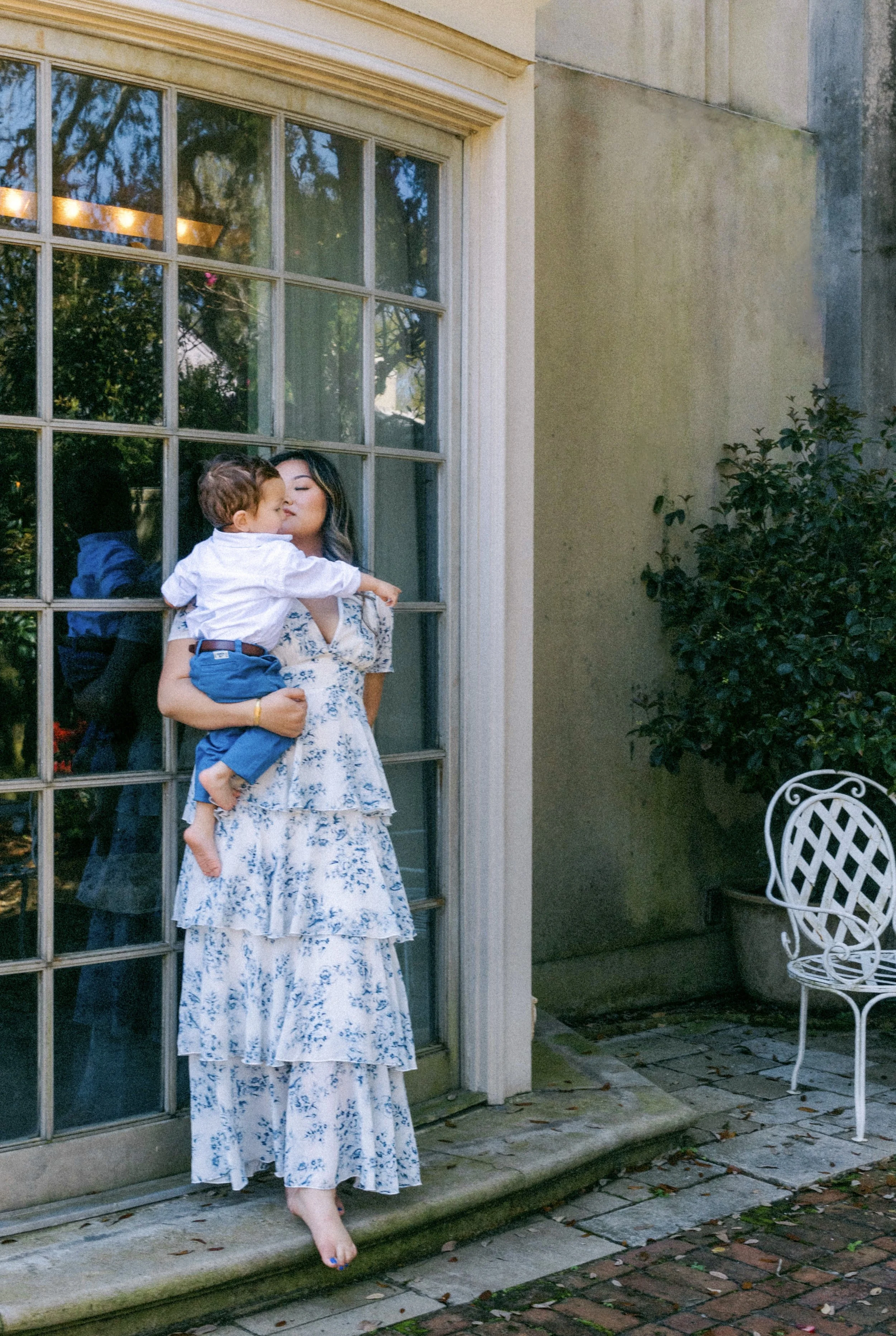 Honest, connection-driven motherhood photo session at Longue Vue in the New Orleans area.