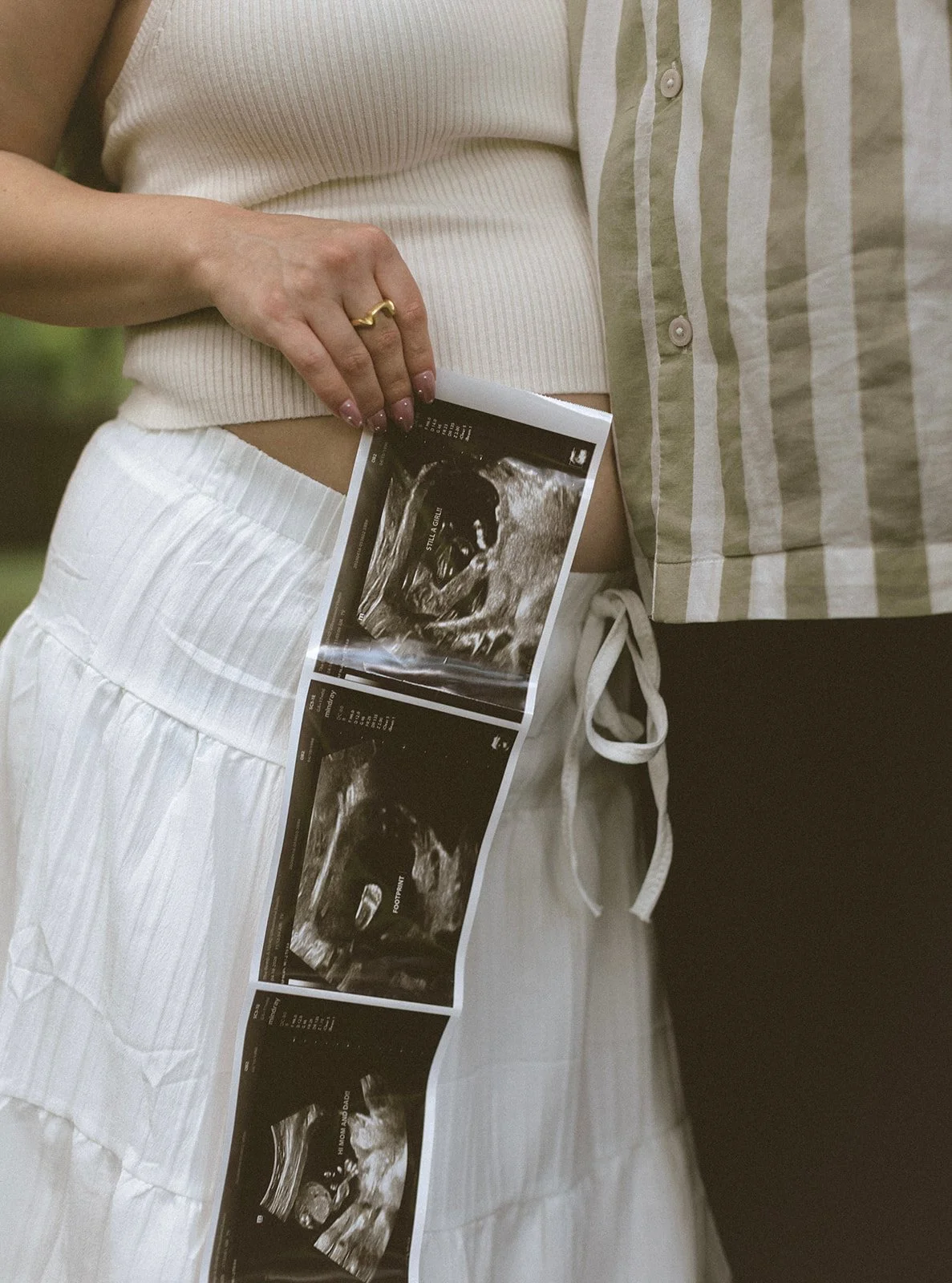 audubon-park-maternity-photographer-couple-holding-ultrasound.jpg