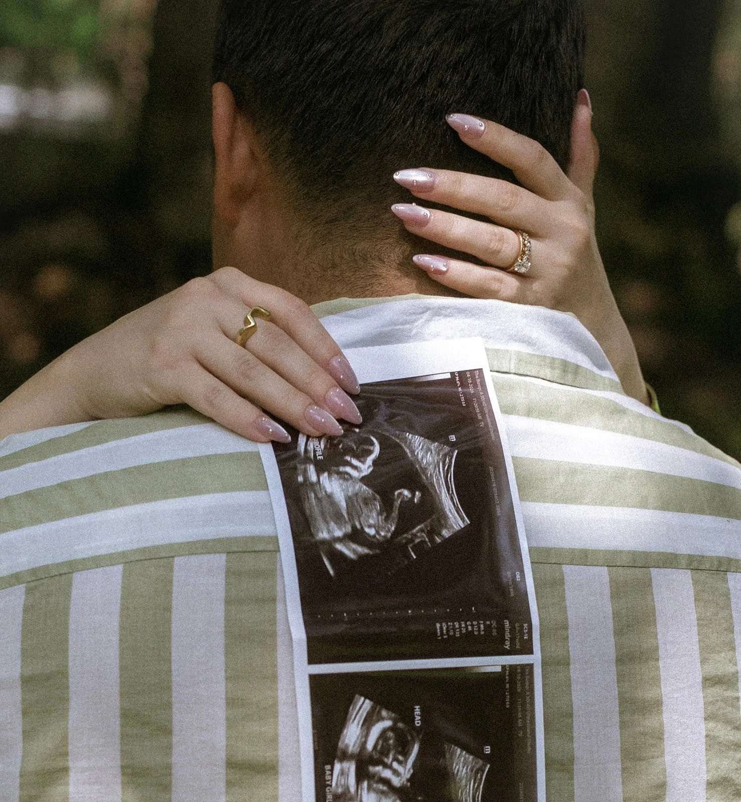 outdoor-maternity-session-audubon-park-new-orleans-live-oaks.jpg