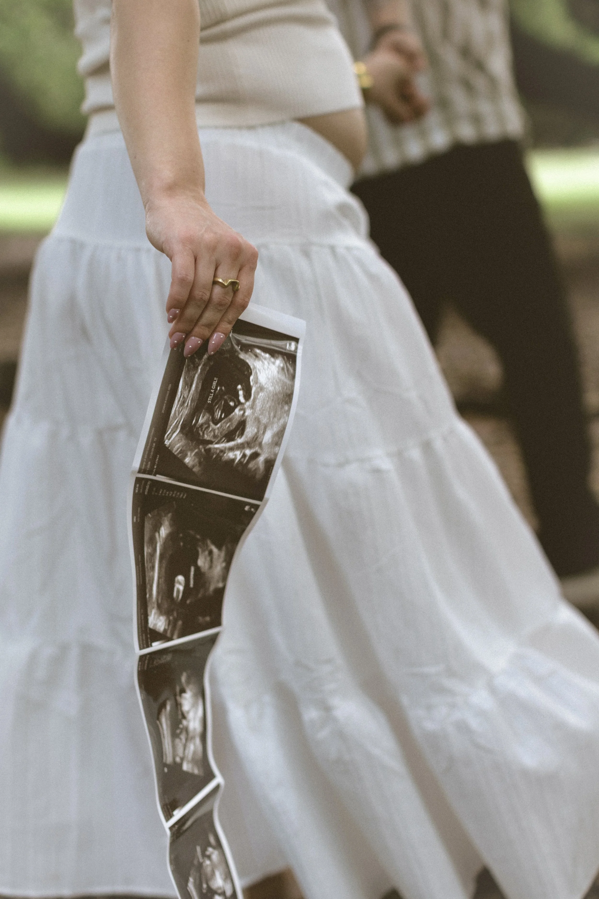 Outdoor motherhood photography session at Audubon Park in New Orleans.