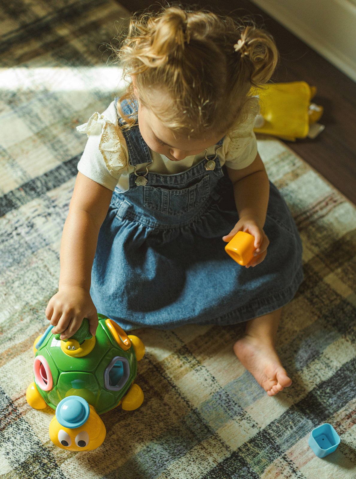 Lifestyle newborn photography session at home.