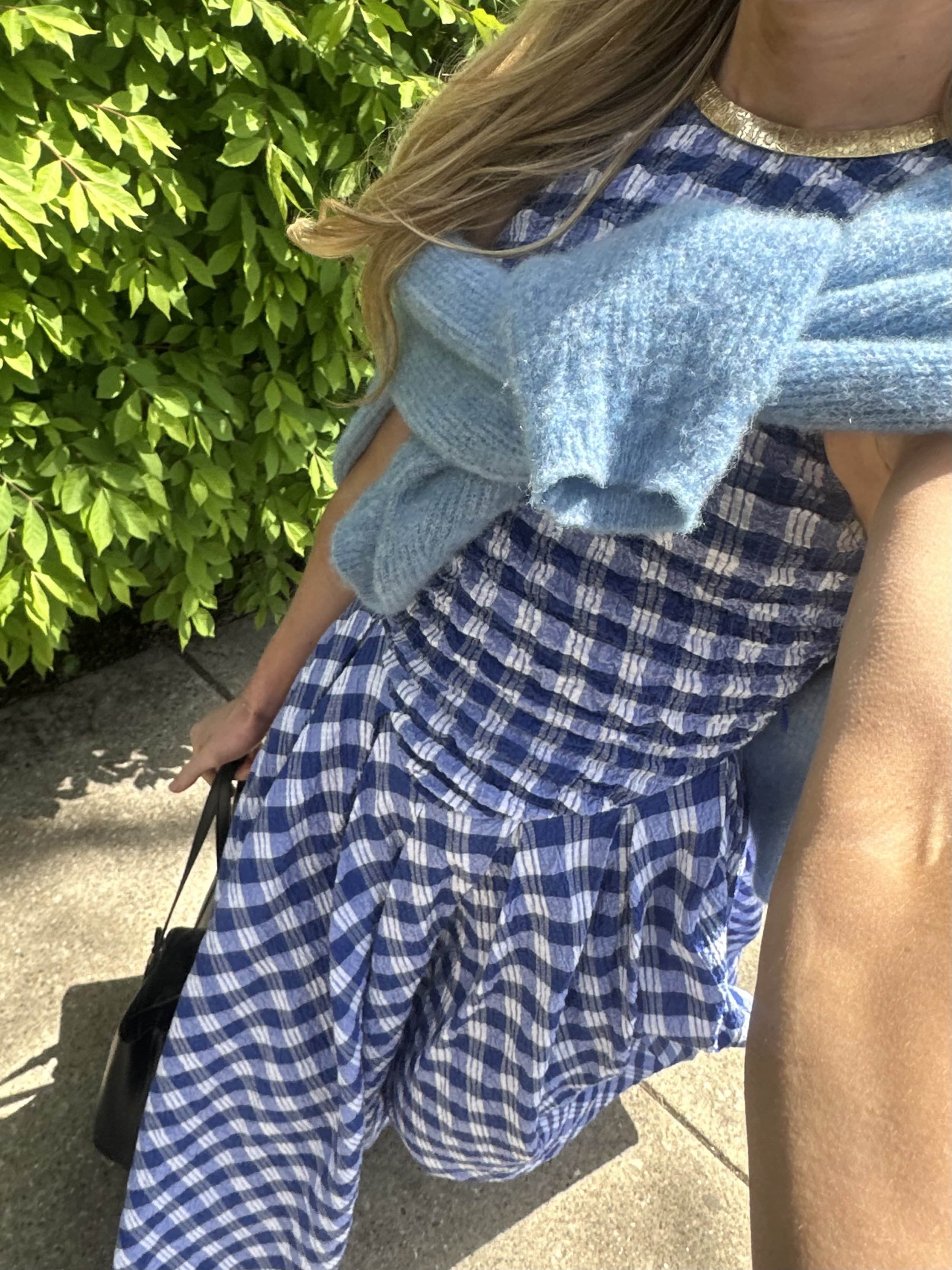 Outfit Details:
Sezane sweater ,
Rent the Runway dress ,
Vintage necklace,
Zara bag