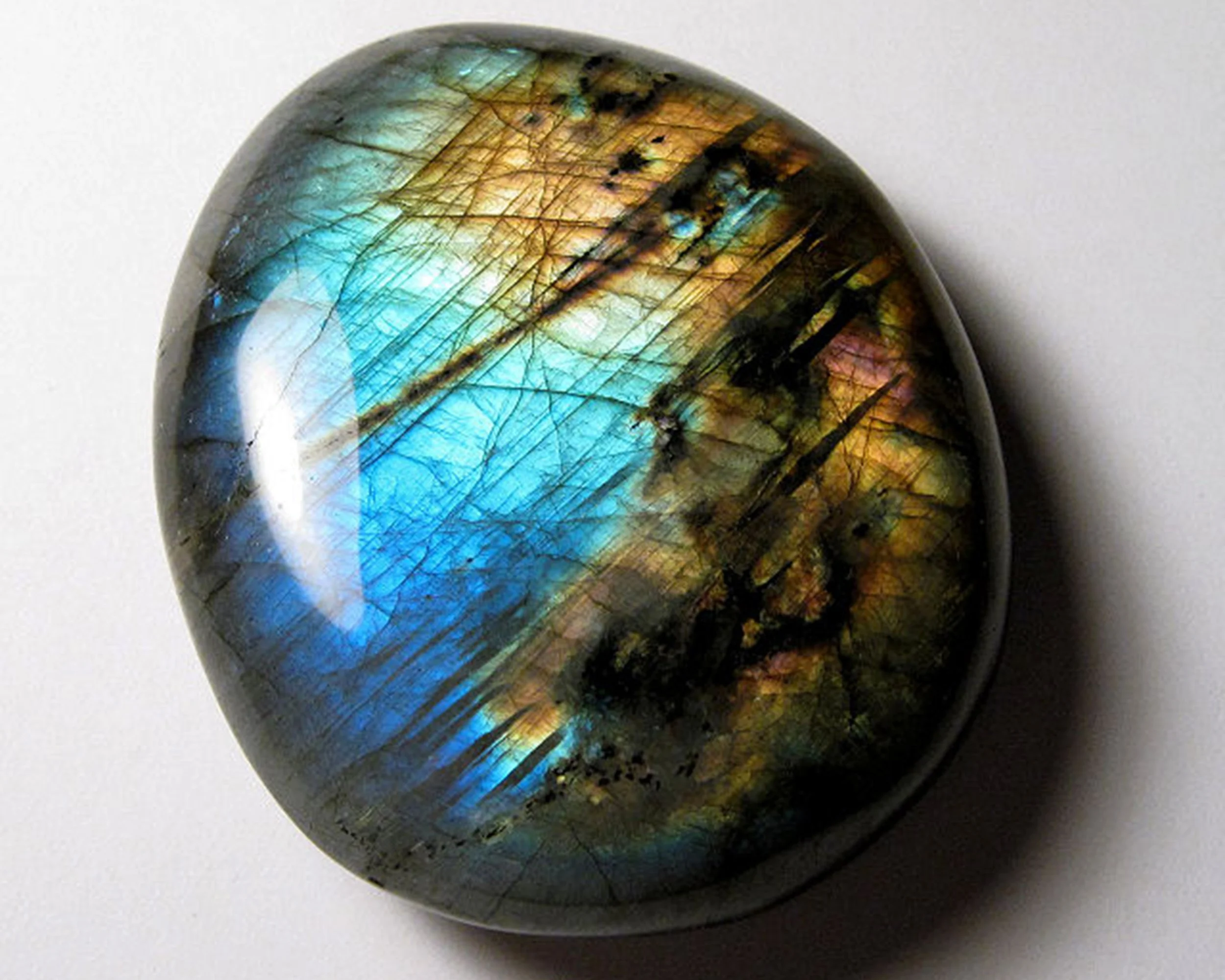 The Magic of Gemstone Phenomena: Nature’s Hidden Light Show ✨
