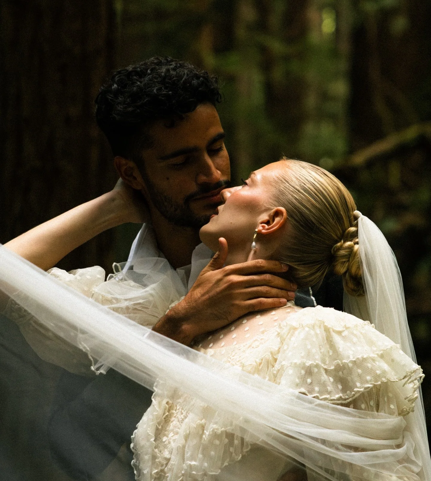 an ethereal forest elopement in Northern California ✨🌲🪞

Styling/retreat: @the.cinematicexperience @karalaynebeckerphotography @peytonhayez 
#thecinematicexperience

Models: @juanmarcelandrhylan 

#dirtybootsandmessyhair #authenticlovemagazine #cal