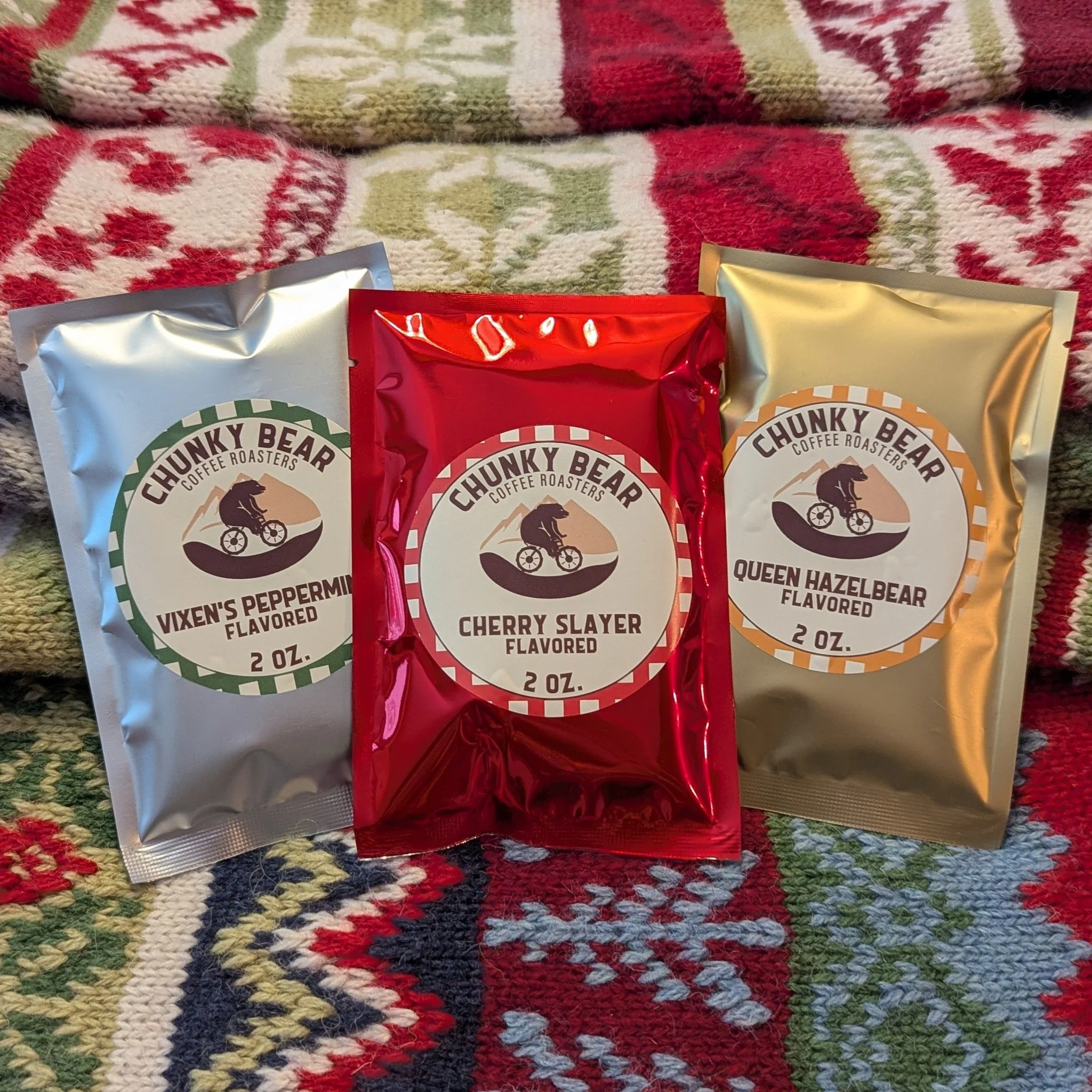 ✨ Flavored coffee lovers &mdash; this one&rsquo;s for you. ✨
Limited-edition Holiday Flavored Coffee Sample Pack from our friends at @chunkybearcoffeeroasters. 
Three 2oz bags of festive flavors:
 &bull; Peppermint
 &bull; Cherry
 &bull; Hazelnut
Per