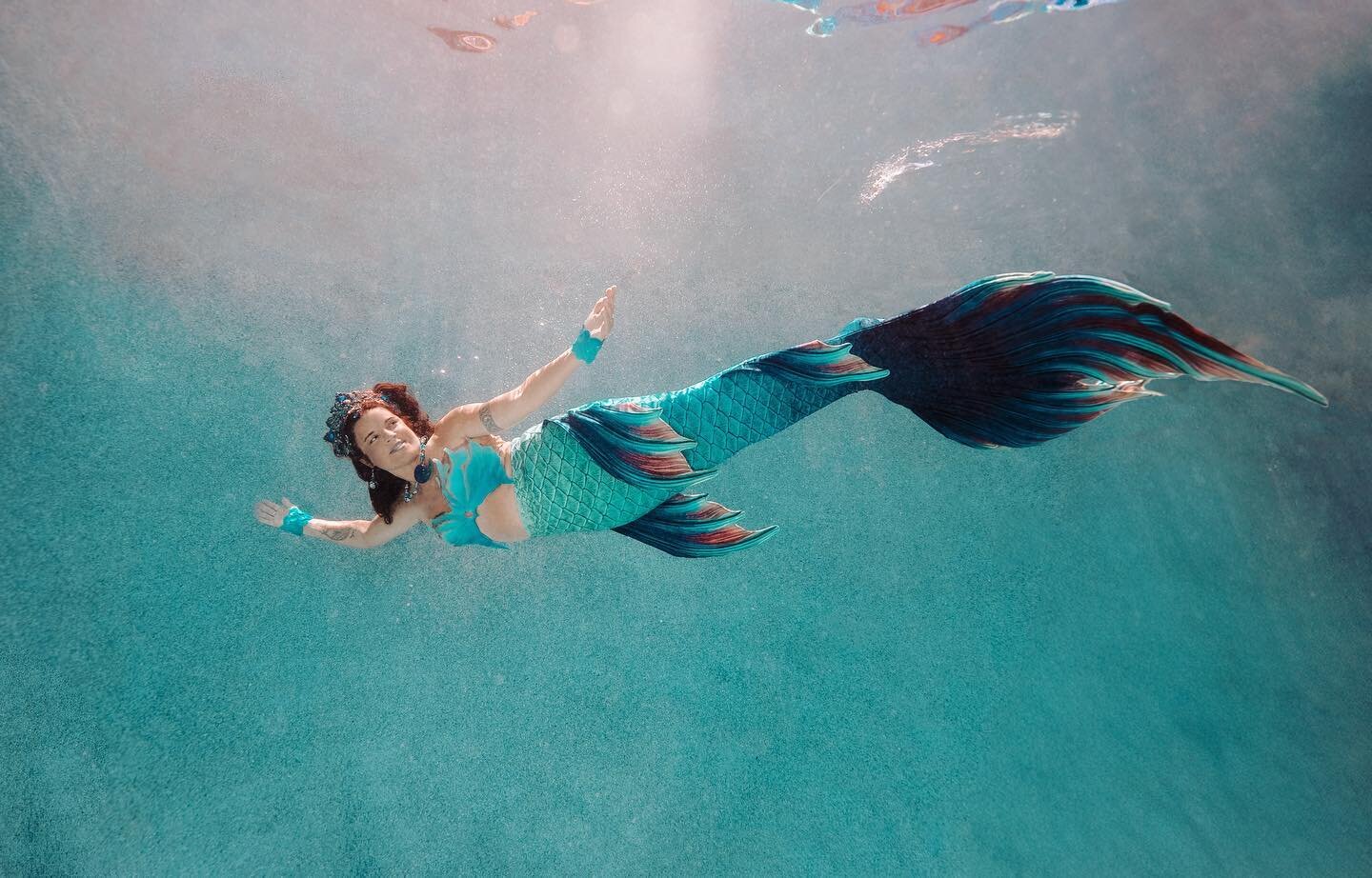The secret of life is to surrender &amp; go with the flow, which is such a perfect embodiment of being in the water. Don&rsquo;t you agree? 🔱

🧜&zwj;♀️ @finfolkproductions @bayoumermaidart @mermaid.regaliayyc 
📸 @underwater_erenashimoda 

#mermaid